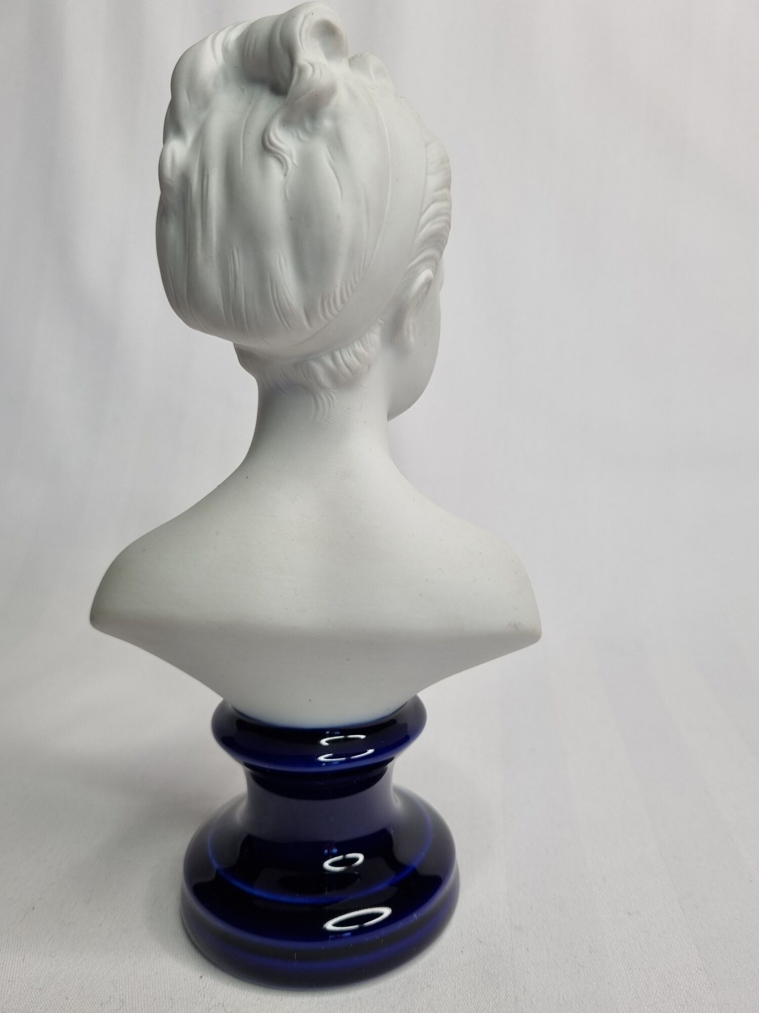 Bust in porcelain biscuit, Louise Brongniart child after Houdon, 20 cm