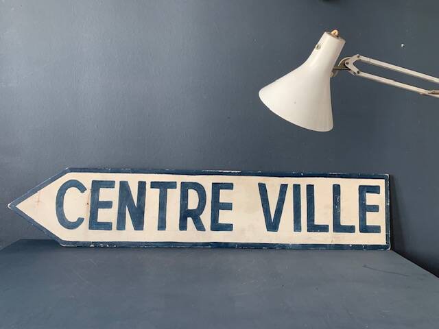 Panneau de signalisation vintage, en bois peint, centre ville.