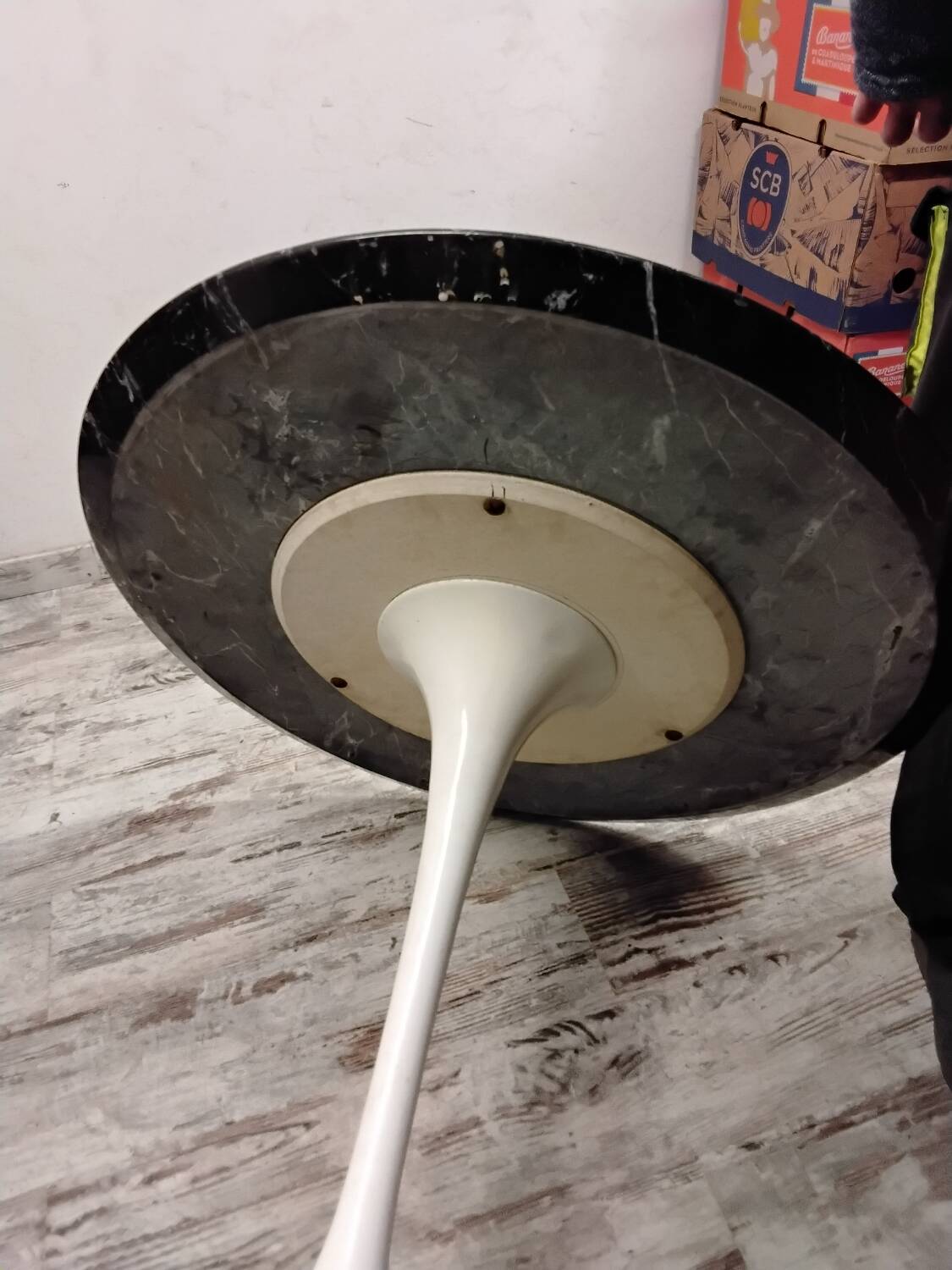 Knoll marble tulip table