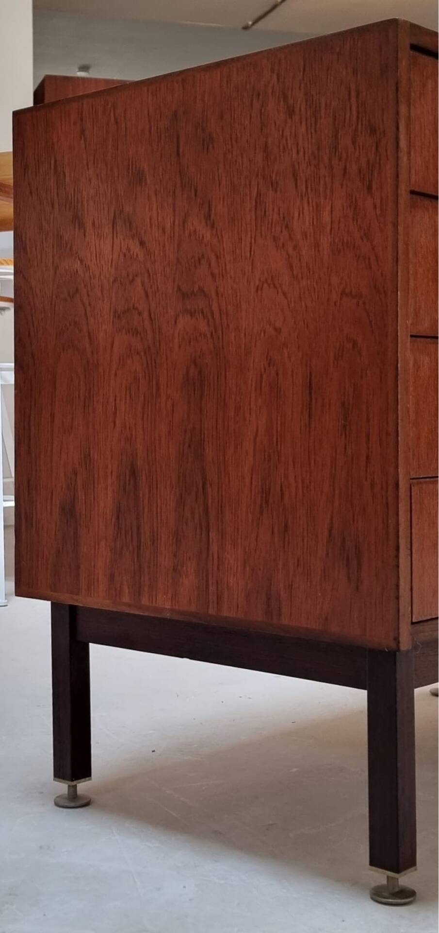 Armoire à tiroirs du milieu du siècle