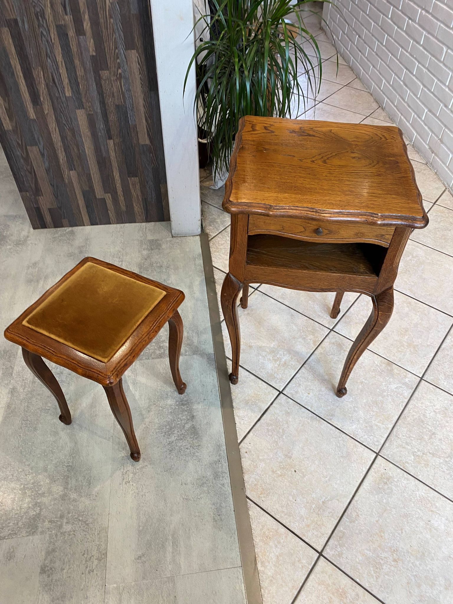 Guéridon ensemble gueridon et tabouret de style Louis XV en chêne massif