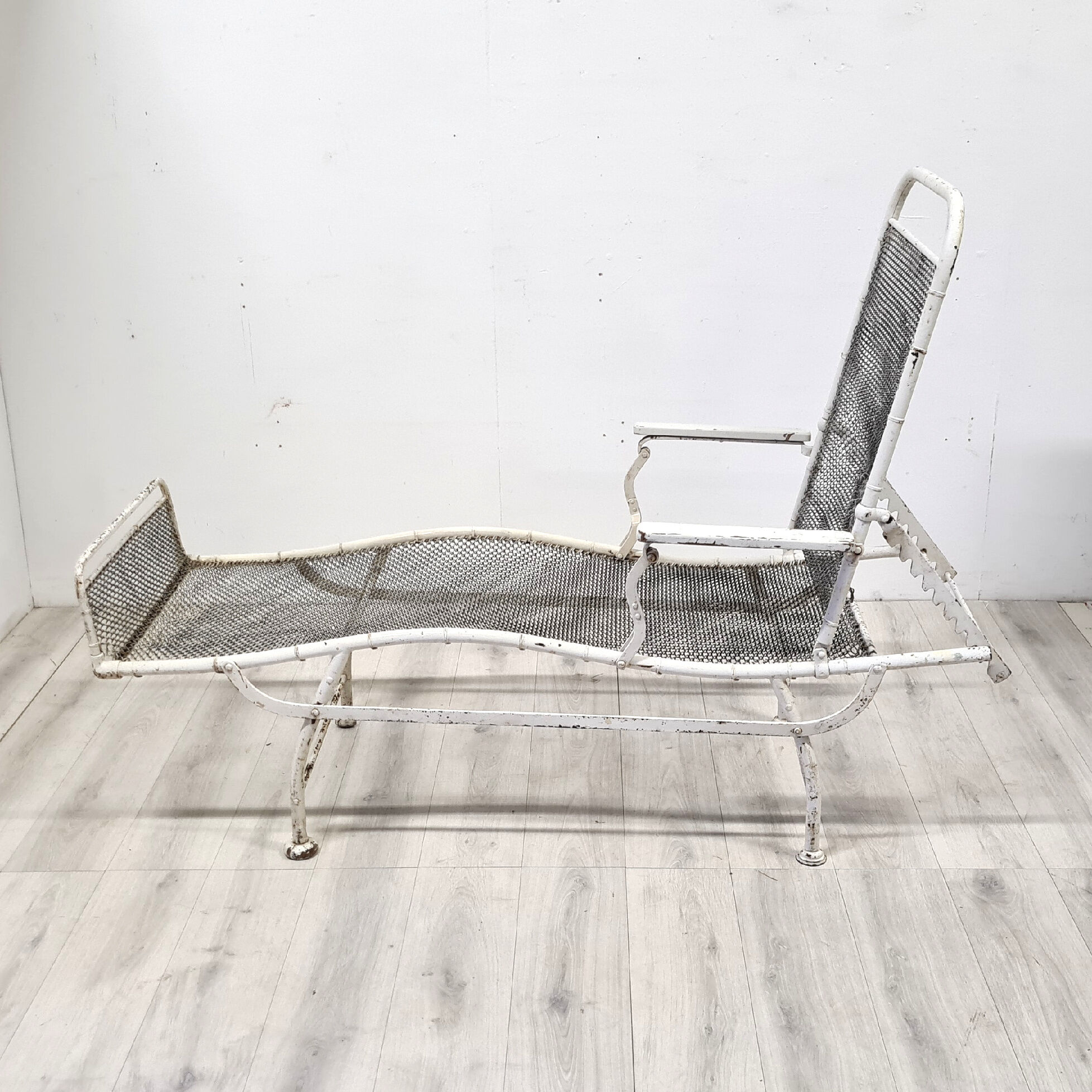 Chaise longue d’infirmerie originale en acier, France années 1930