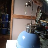 Suspension industrielle bleue