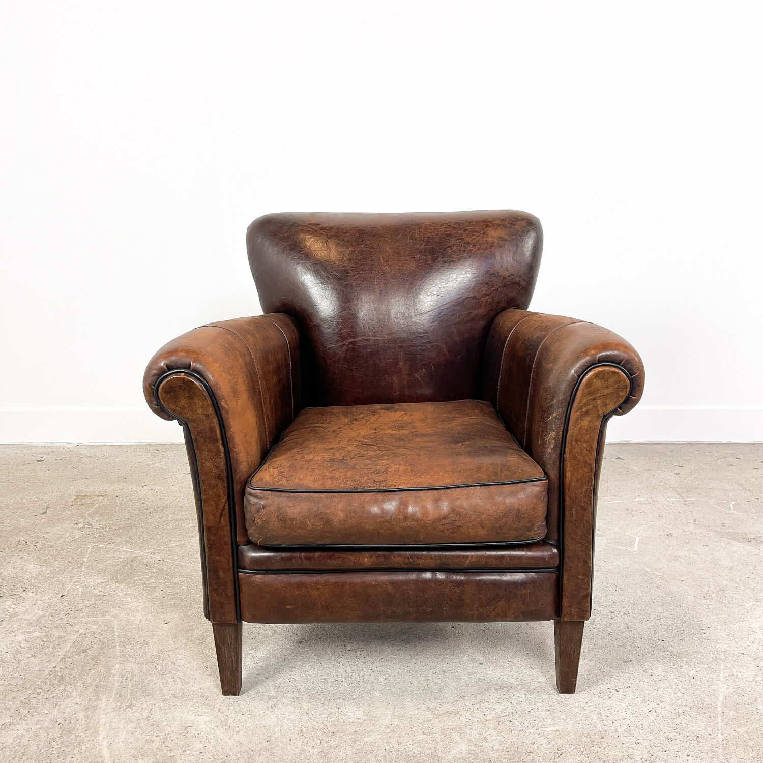 Fauteuil en cuir de mouton foncé fijnaart