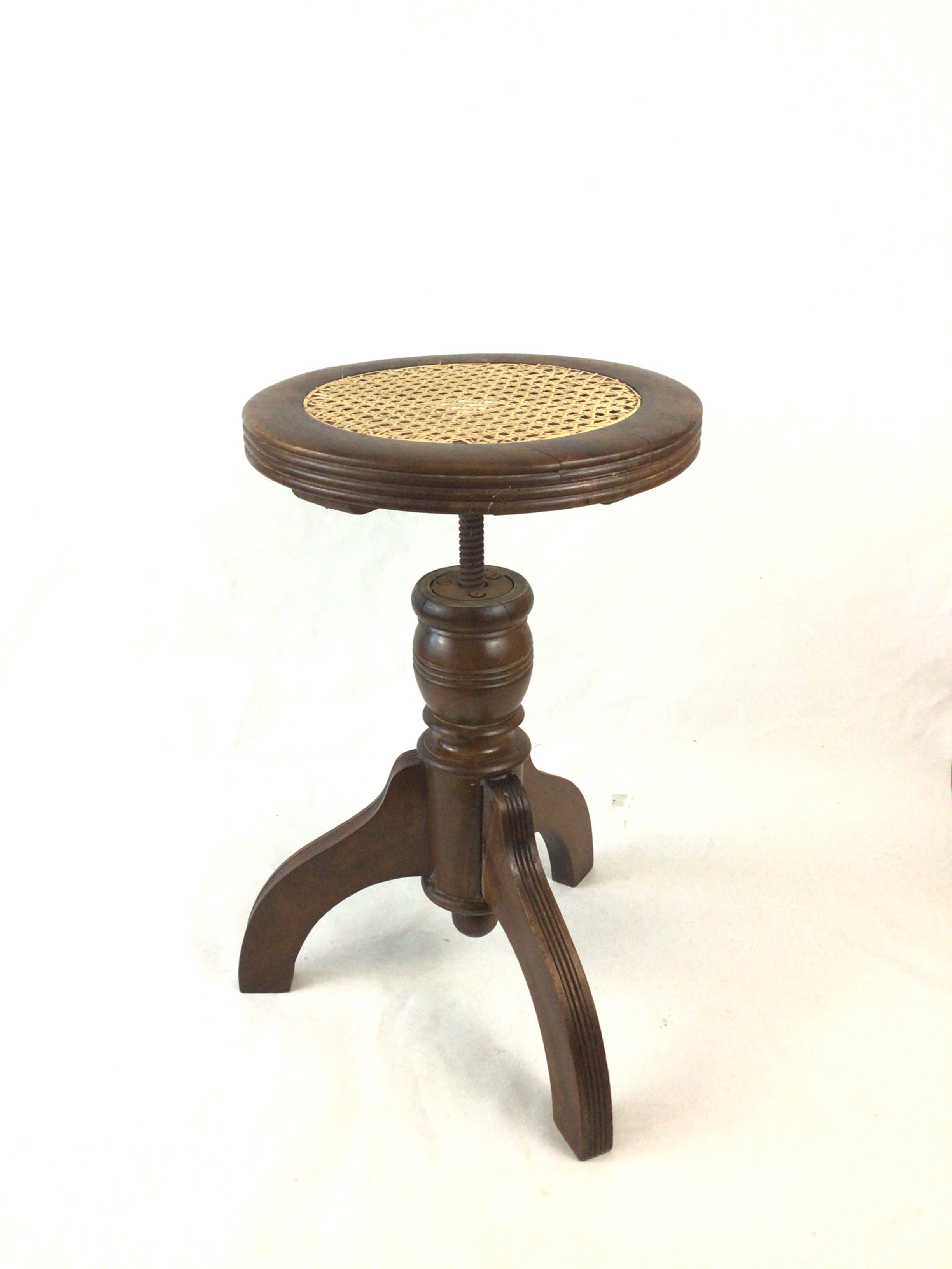 Canned piano stool with screws