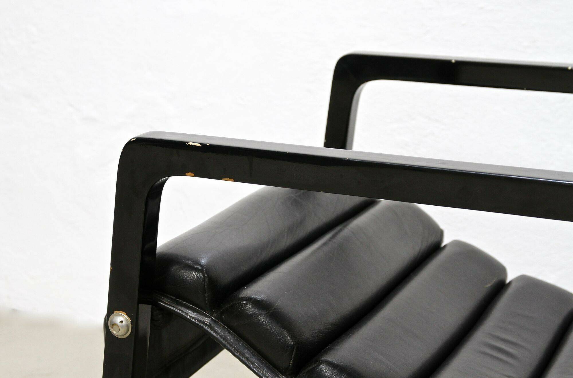 Black leather chaise longue, Eileen Gray design, 1927, France, circa 1975.