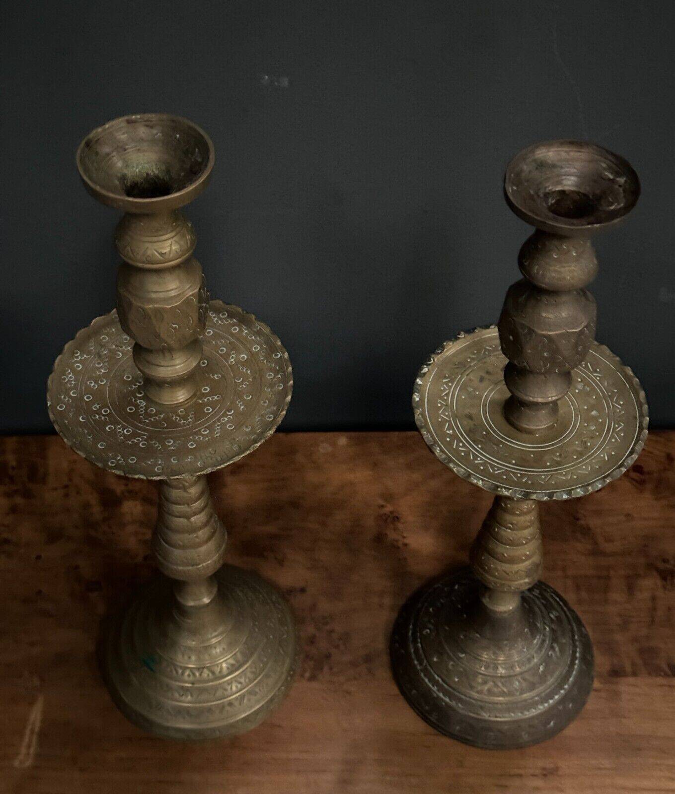 Fake pair of oriental candlesticks in engraved bronze mid-20th century