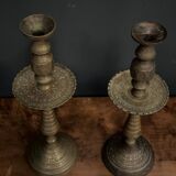 Fausse paire de bougeoirs orientaux en bronze gravé milieu XXe