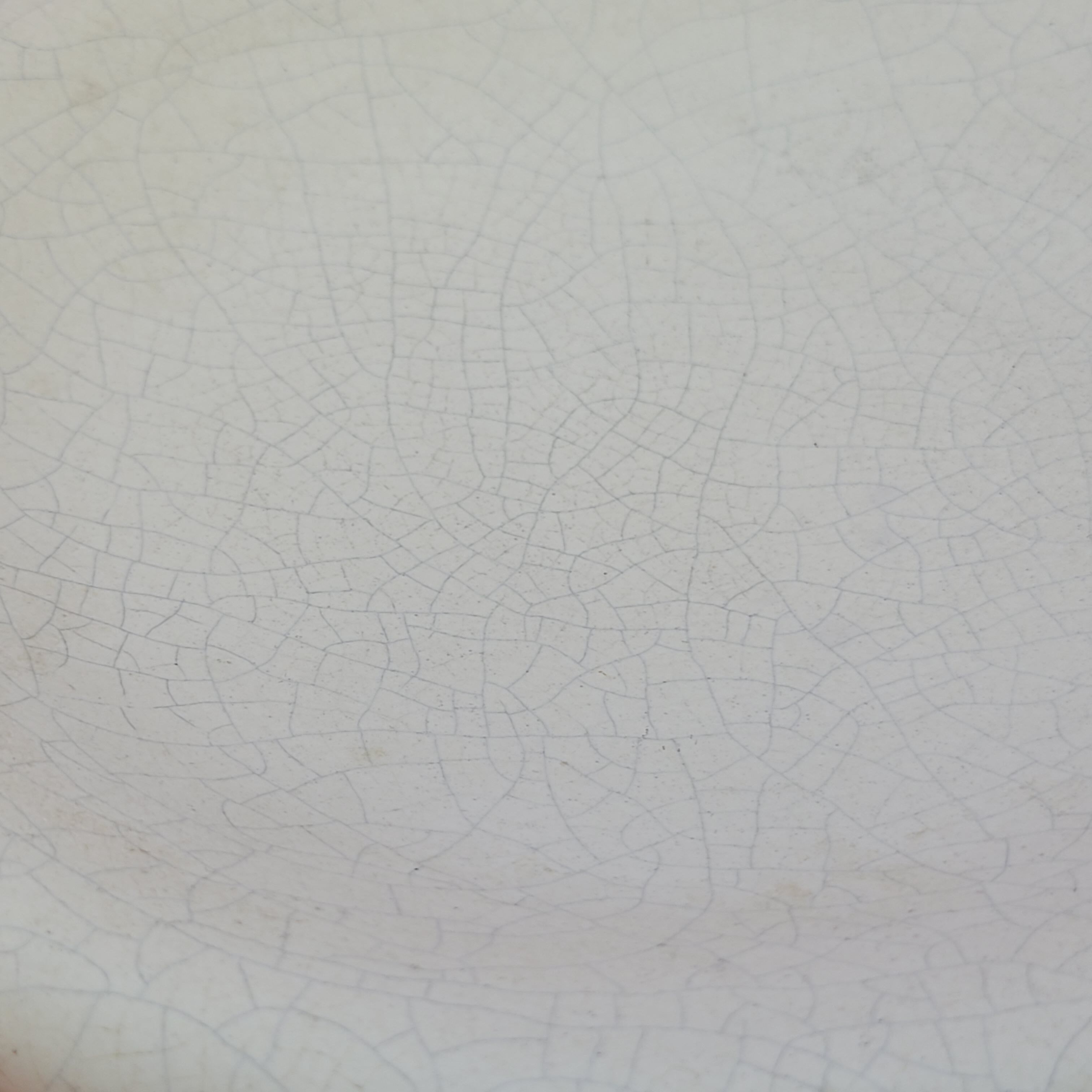 Empty white pocket in cracked ceramic matte François Chatain cup plate