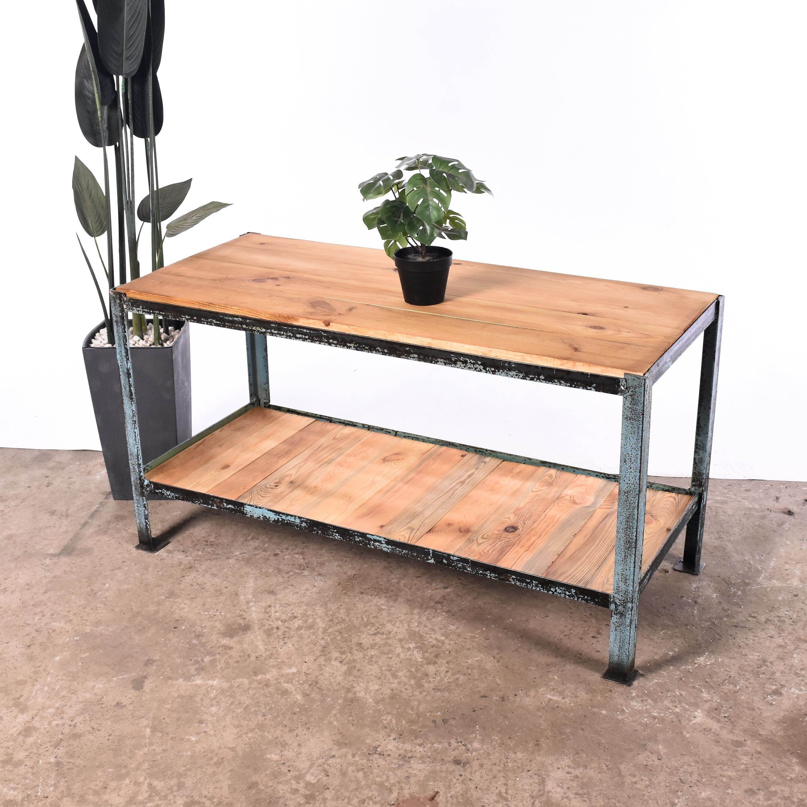 Industrial shelving unit