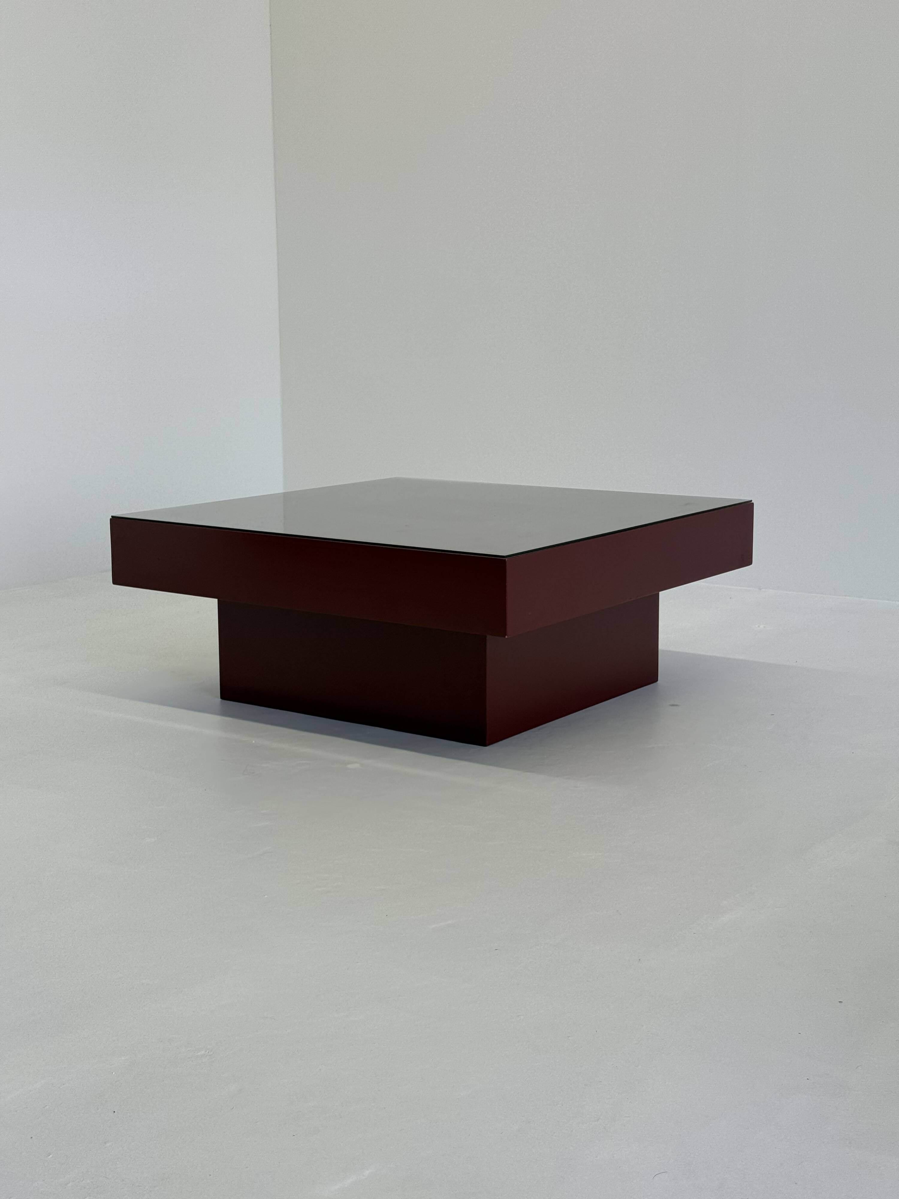 Table basse italienne rouge du milieu du siècle avec plateau en verre