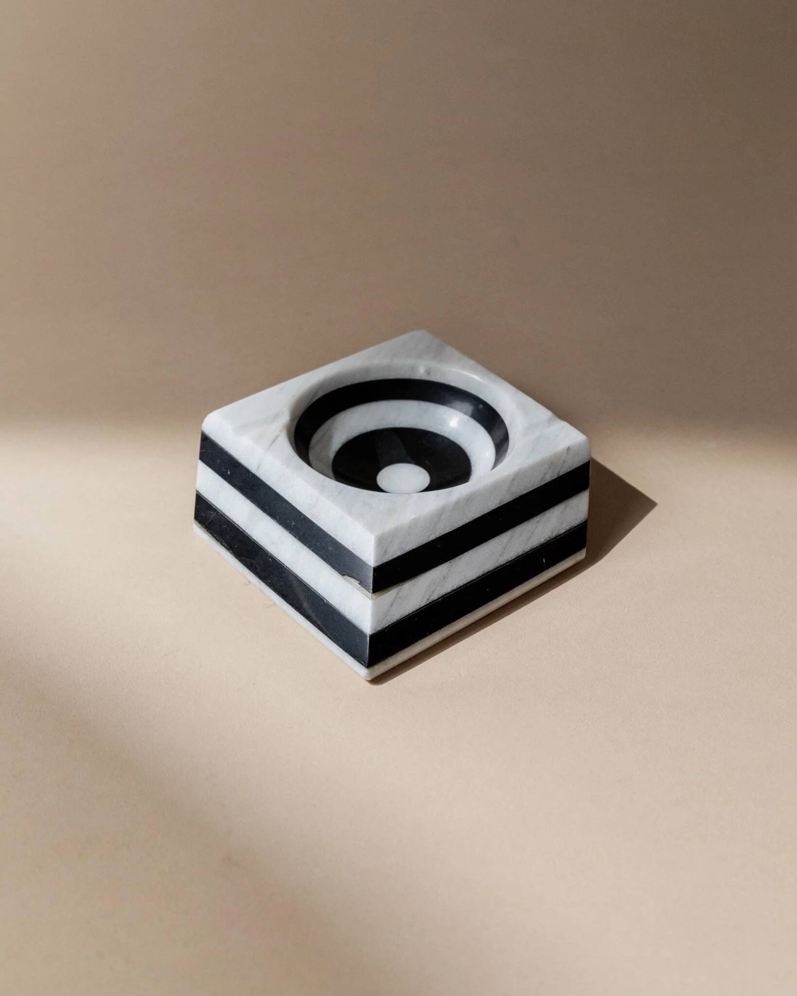 Cendrier vintage en marbre - illusion d’optique rayée noir et blanc - Art déco Italie années 1930