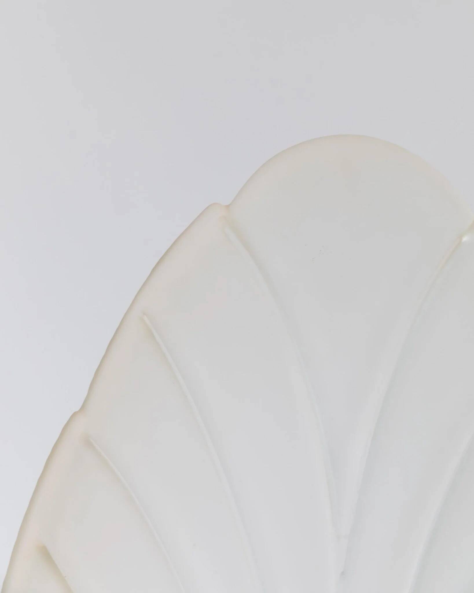 Lampe de table vintage XXL en verre de Murano avec abat-jour en feuille blanche givrée et base en métal doré – Italie années 1980