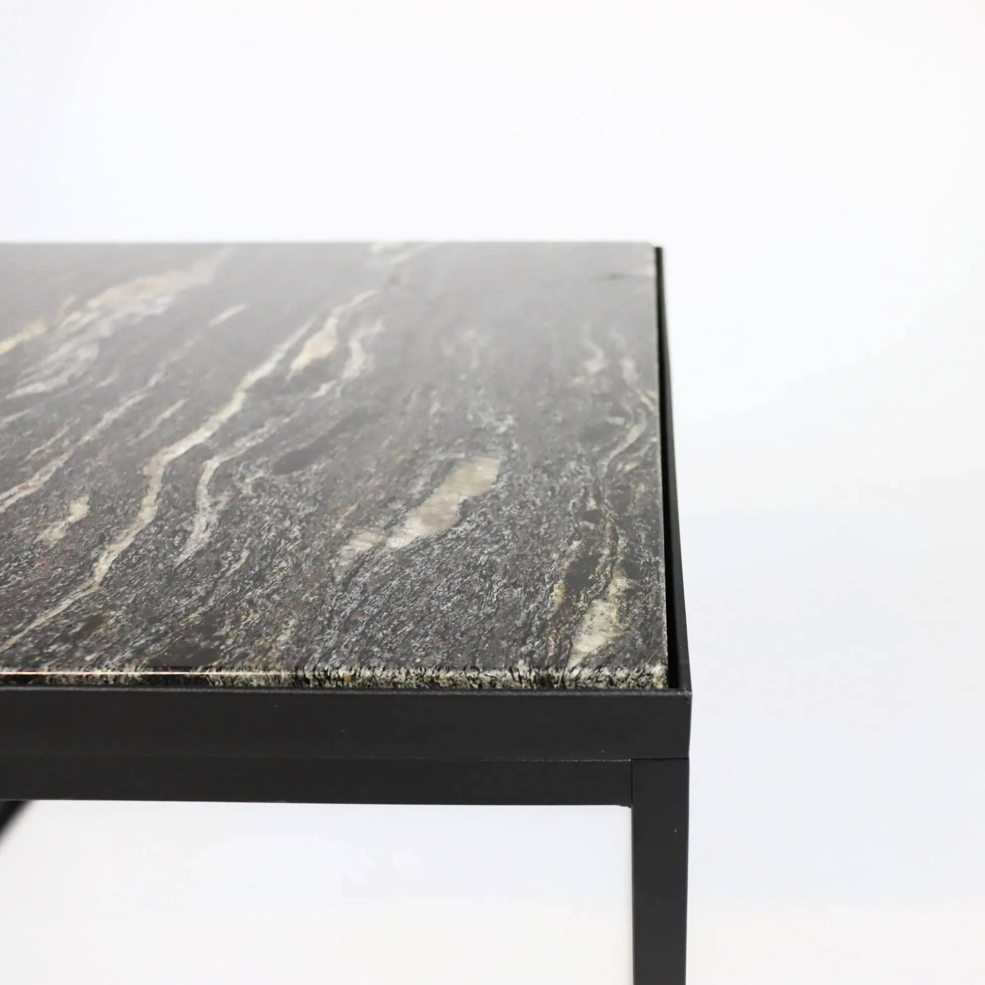 Table basse en pierre et métal