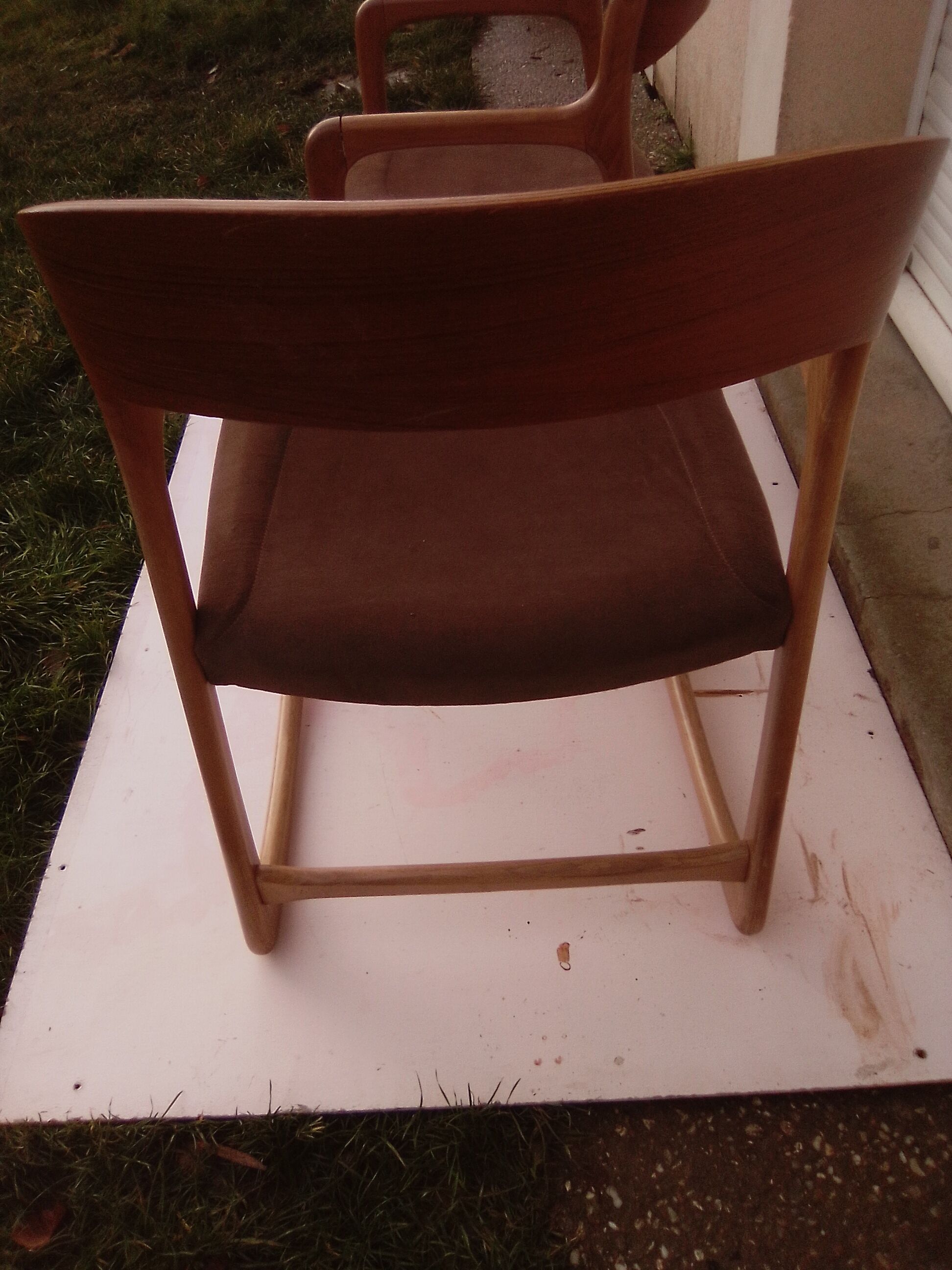Paire de fauteuils traineau Baumann assise en velours marron