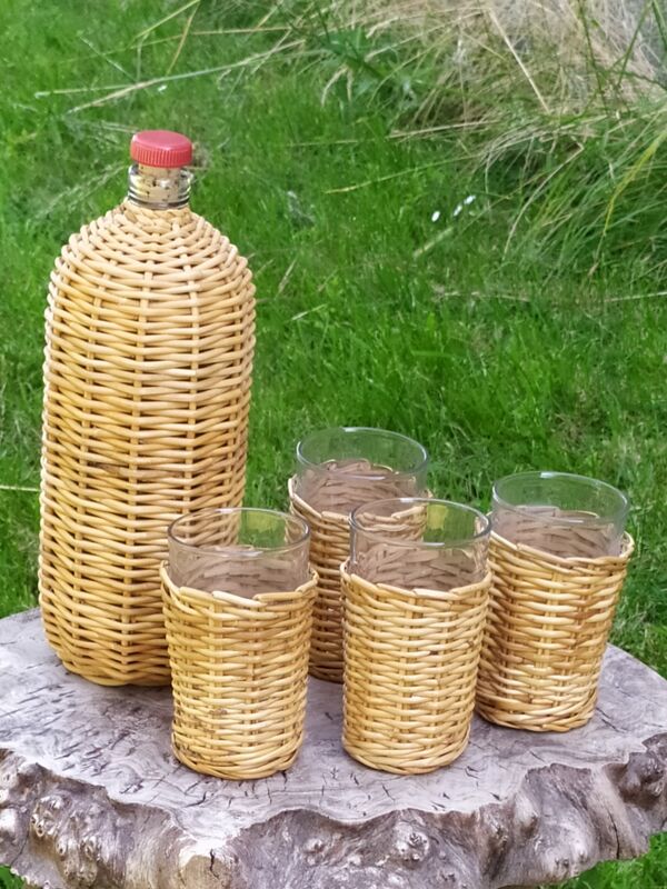 Bouteille et verres en rotin