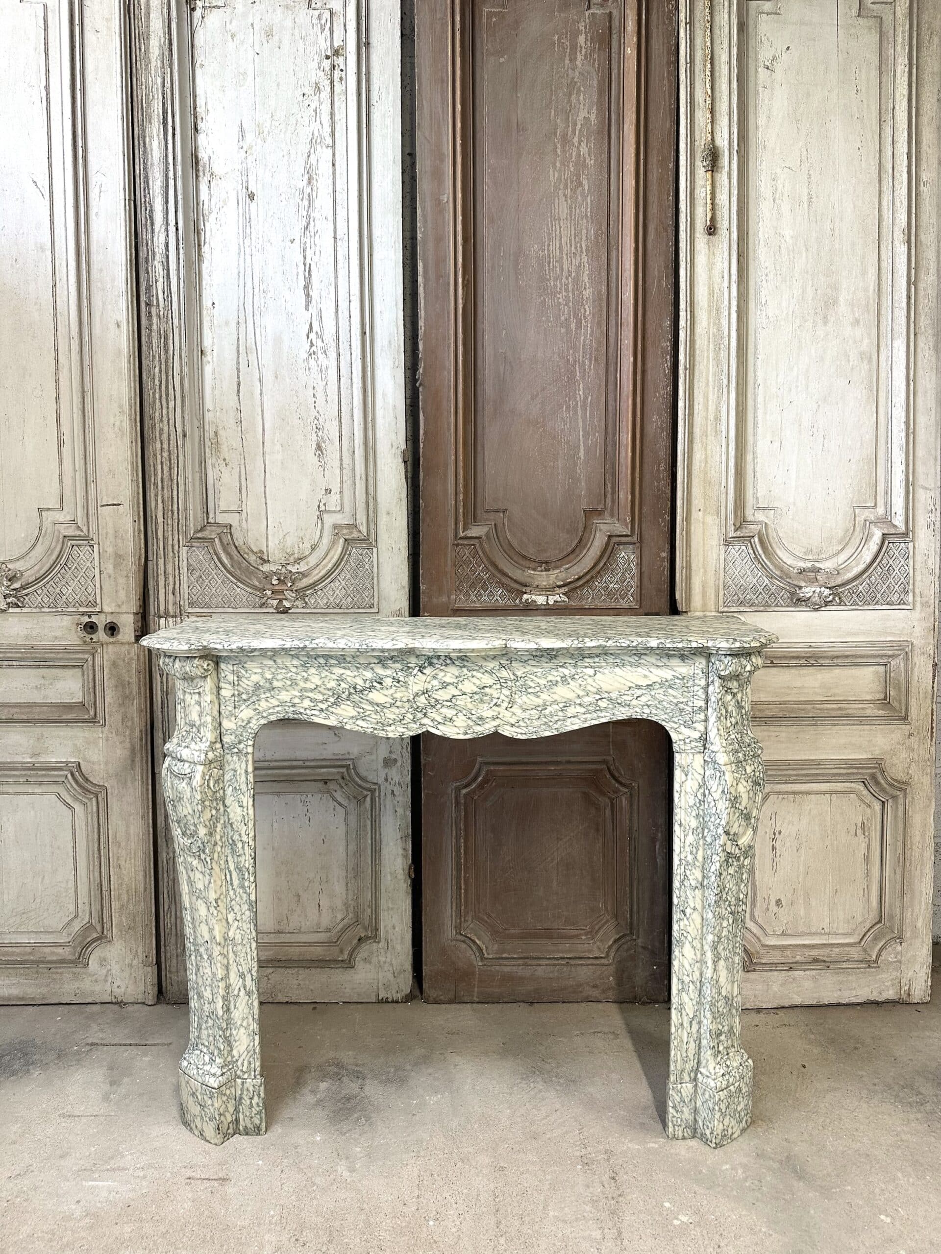 Cheminée en marbre vert style Louis XV