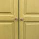 Armoire ancienne jaune gingembre