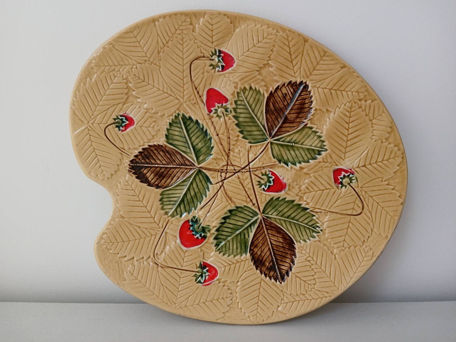 Strawberry pattern slip dish