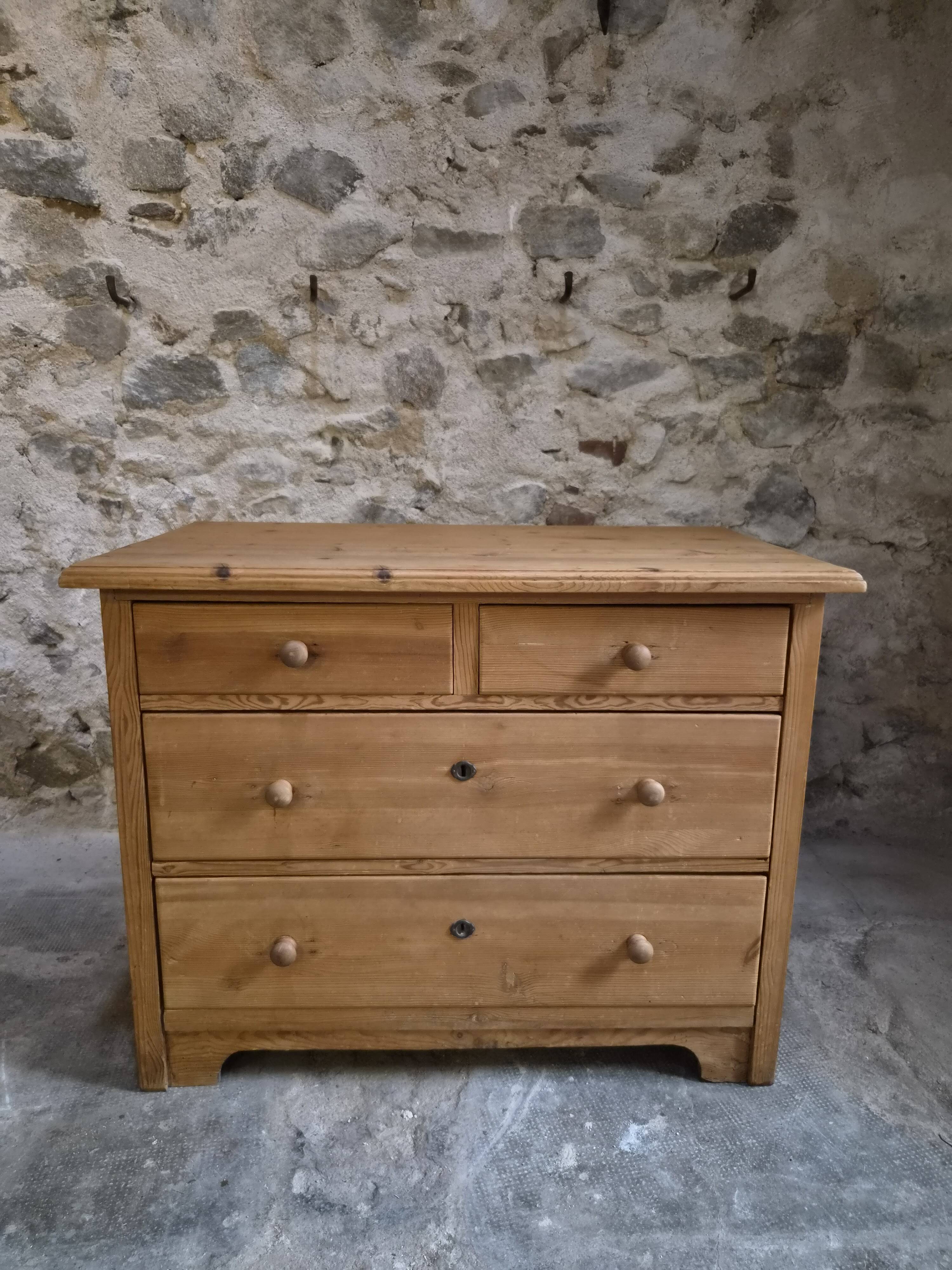 Commode ancienne rustique en pin, 4 tiroirs, vers 1880–1920