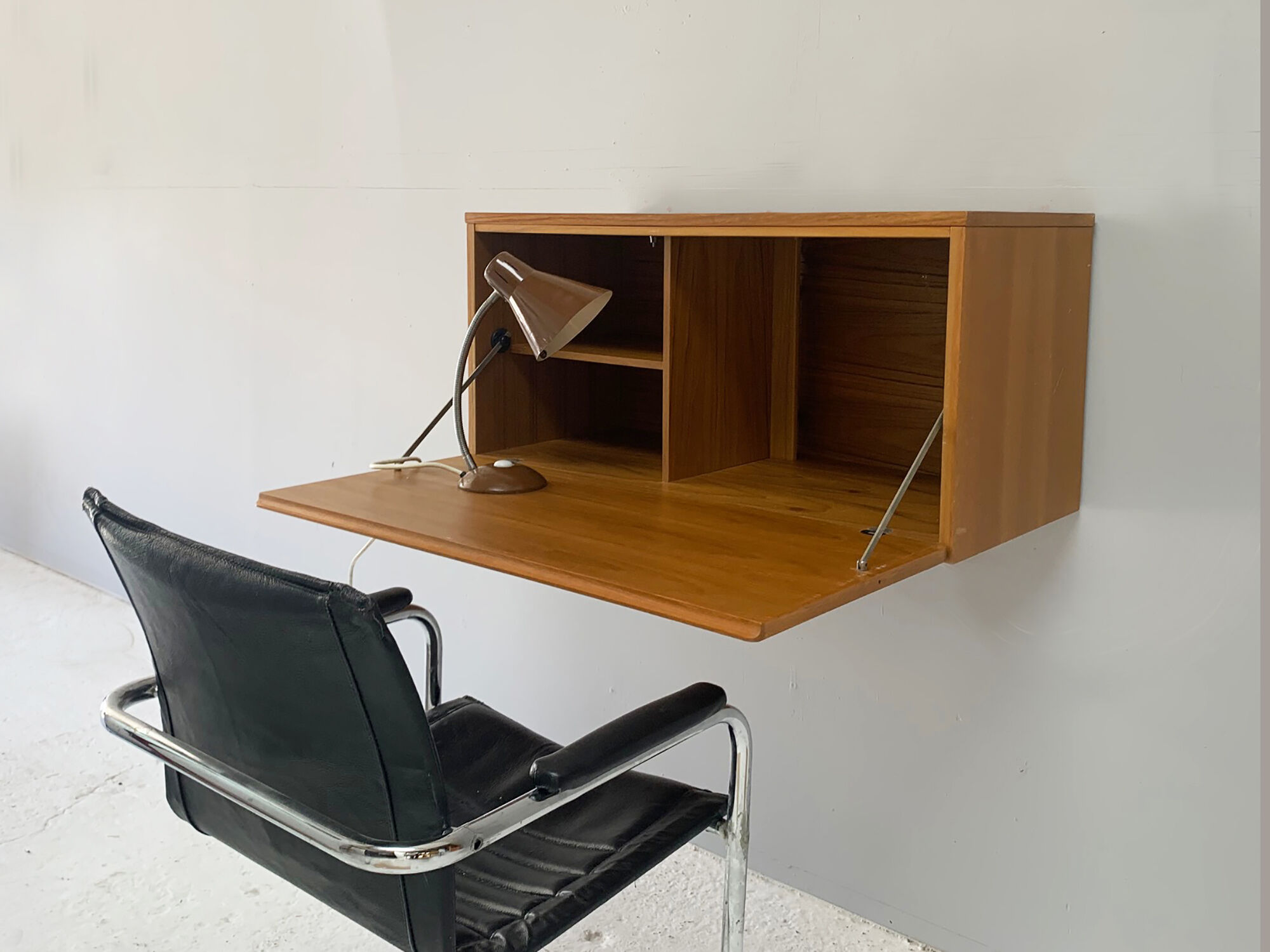 1970’s mid century Beaver & Tapley 33 floating desk/storage cabinet