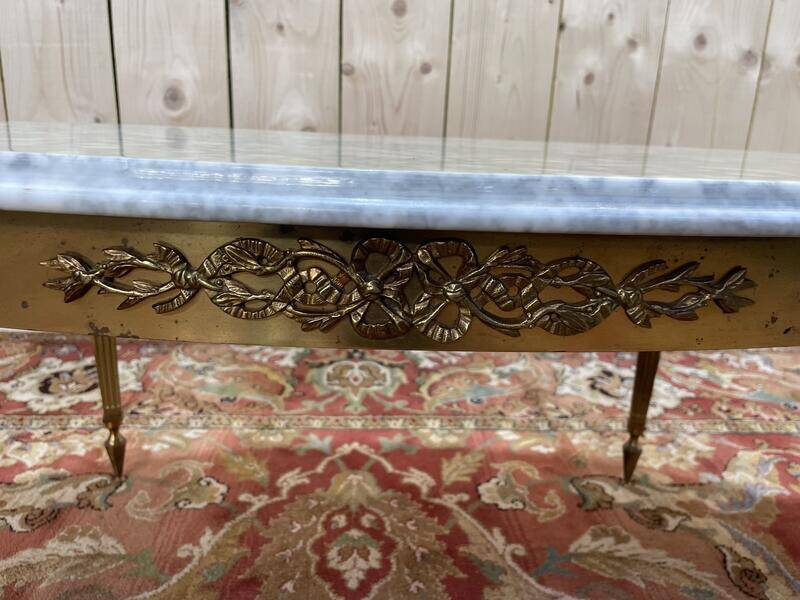 Table basse ovale de style Louis XVIen laiton et marbre