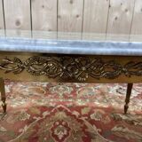 Table basse ovale de style Louis XVIen laiton et marbre
