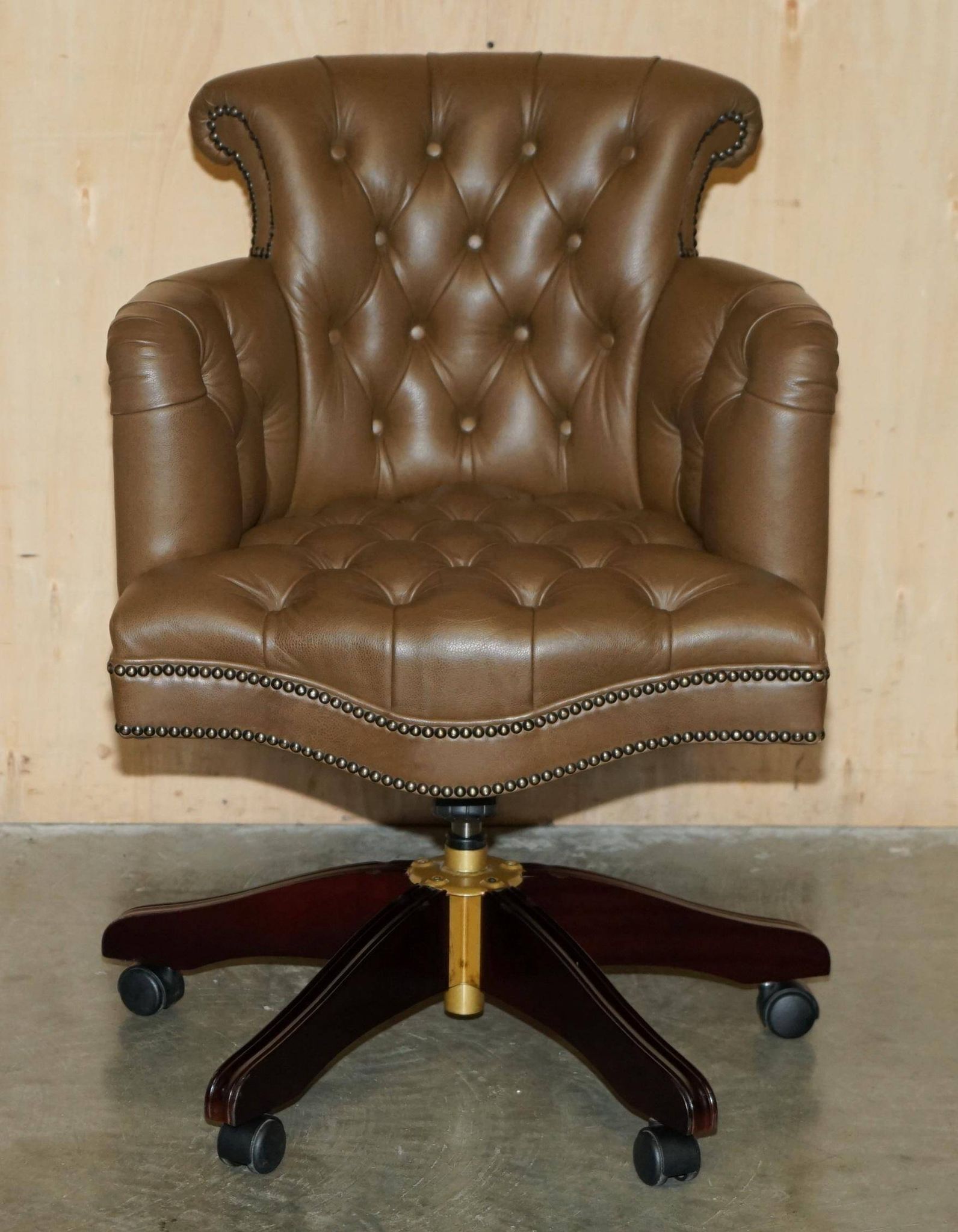 Fauteuil de bureau Chesterfield capitonné cuir George Smith