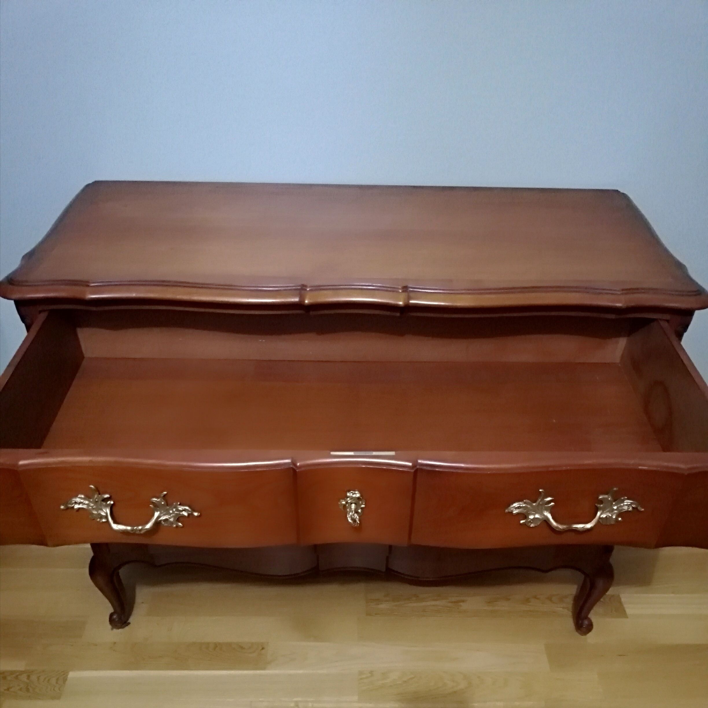 Commode arbalète trois tiroirs en merisier