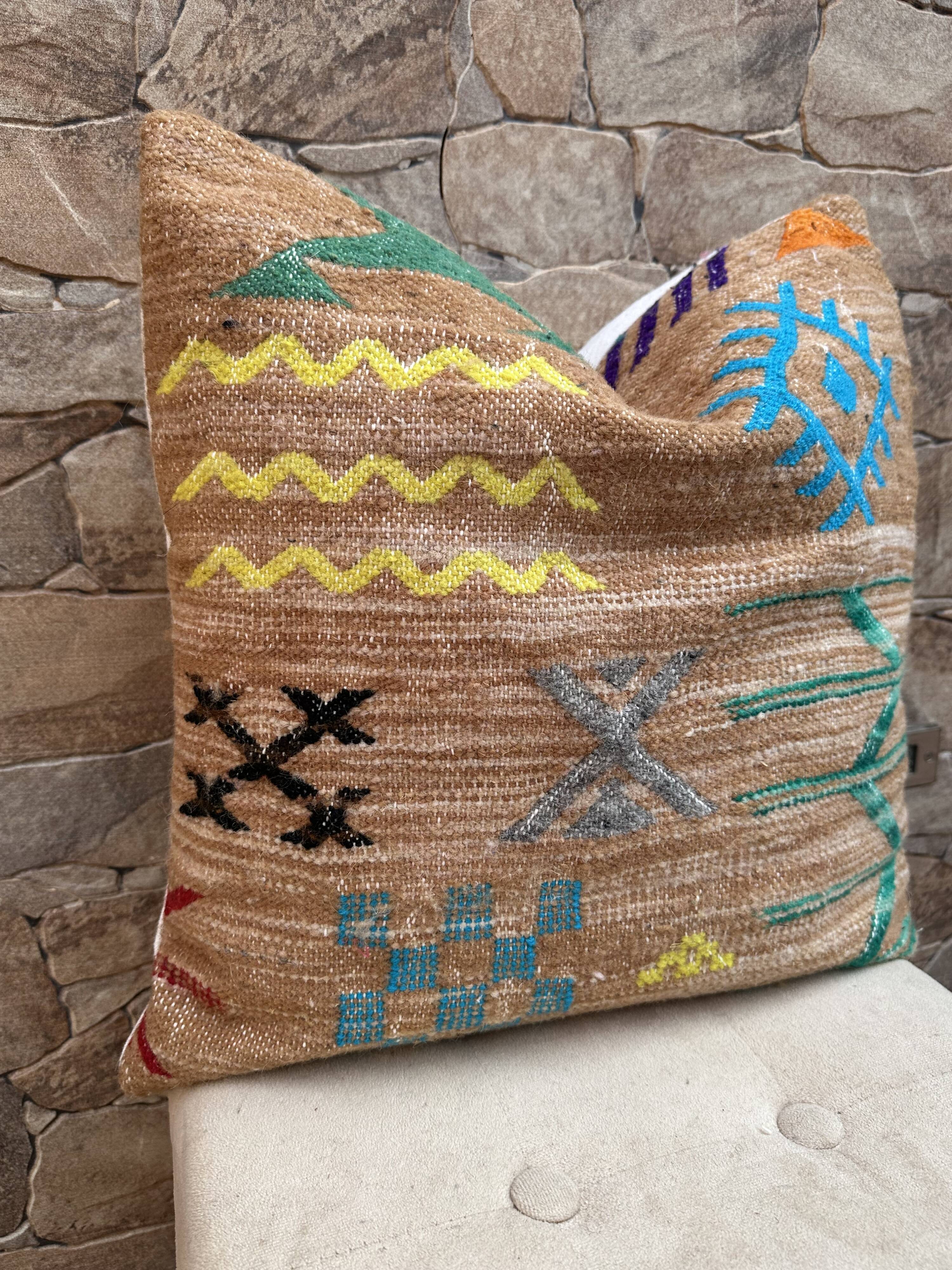 Handmade Moroccan Kilim cushion cover: Bohemian decorative cushion