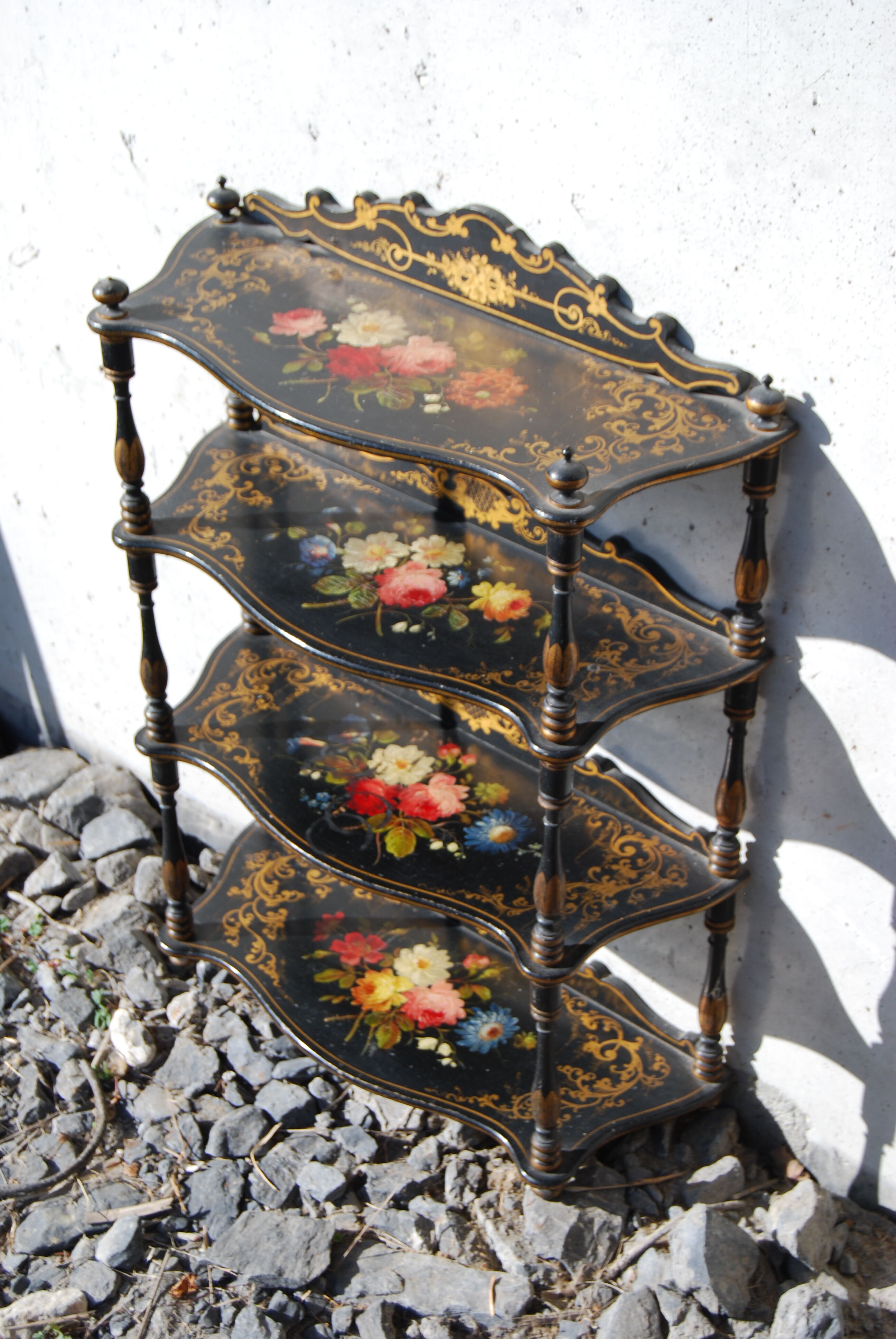 Étagère murale Napoléon III en bois noirci à décor de fleurs.