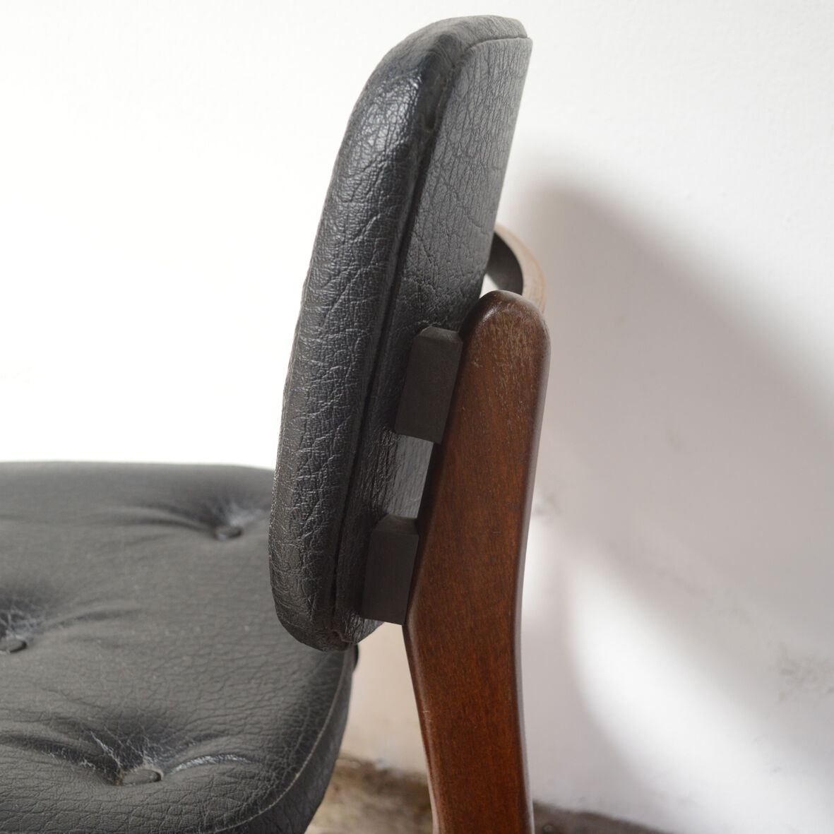 Série de 4 chaises scandinaves en skaï