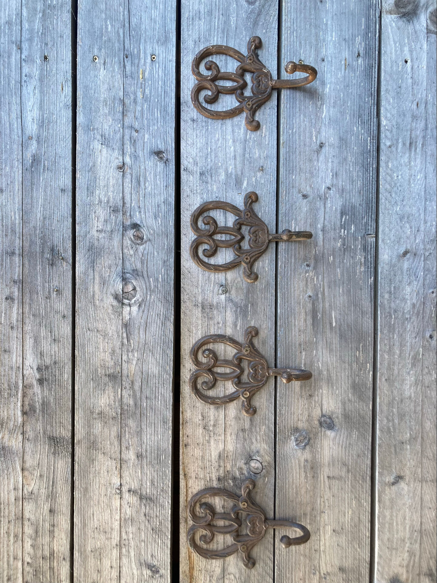 Lot de 4 patères anciennes en fer forgé