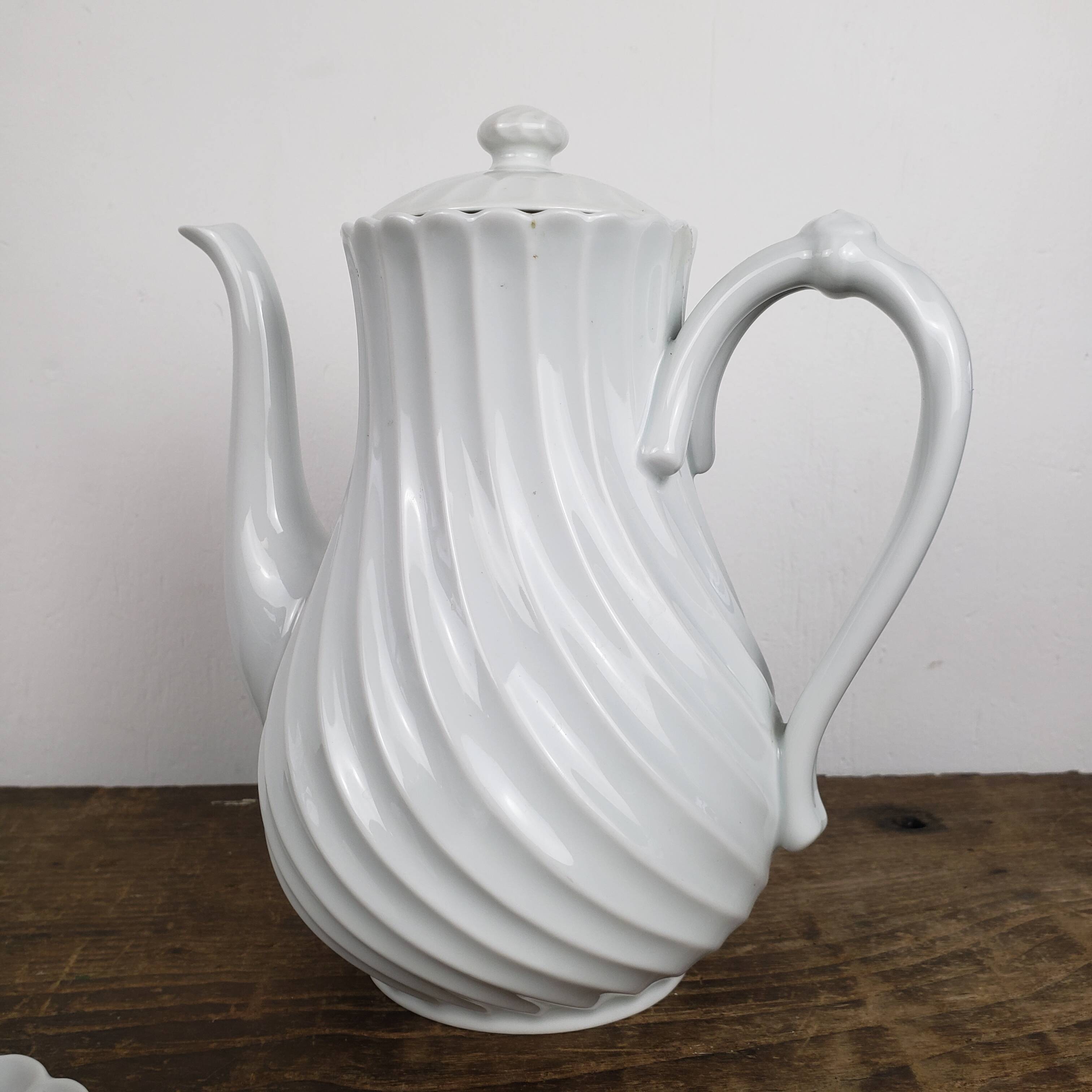 Limoges porcelain tea service, Haviland house, Cote Torse model