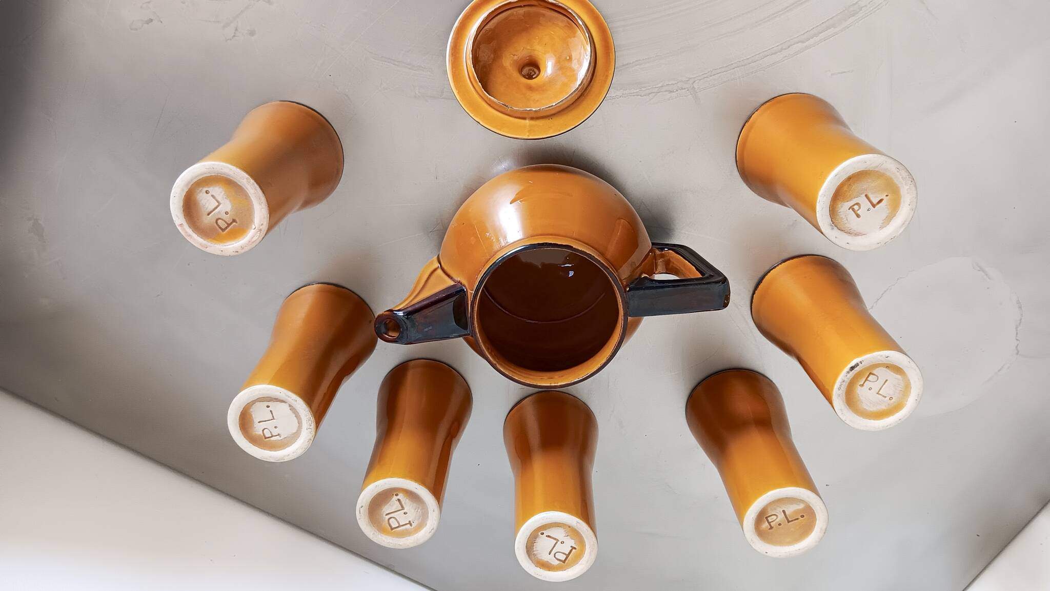 Poët Laval 8T brown ochre teapot with 7 orangeade or mazagrans glasses