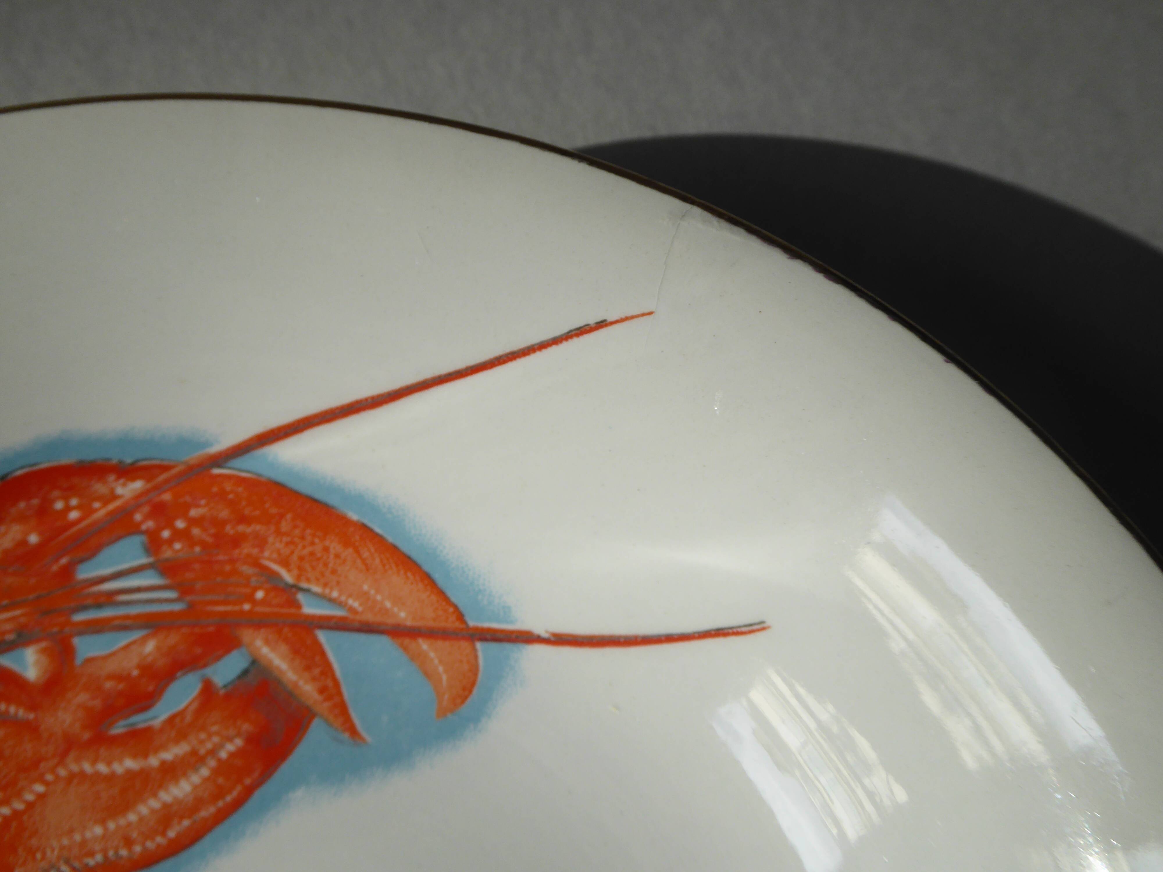 Huit assiettes creuses en faïence à décor de Homards