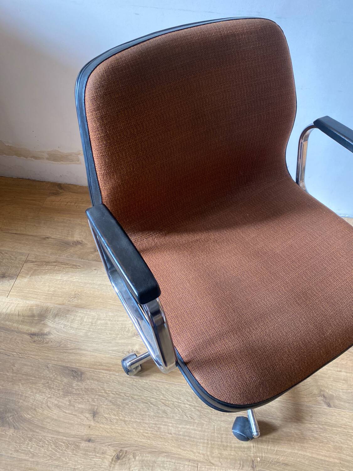 Swivel office chair with casters