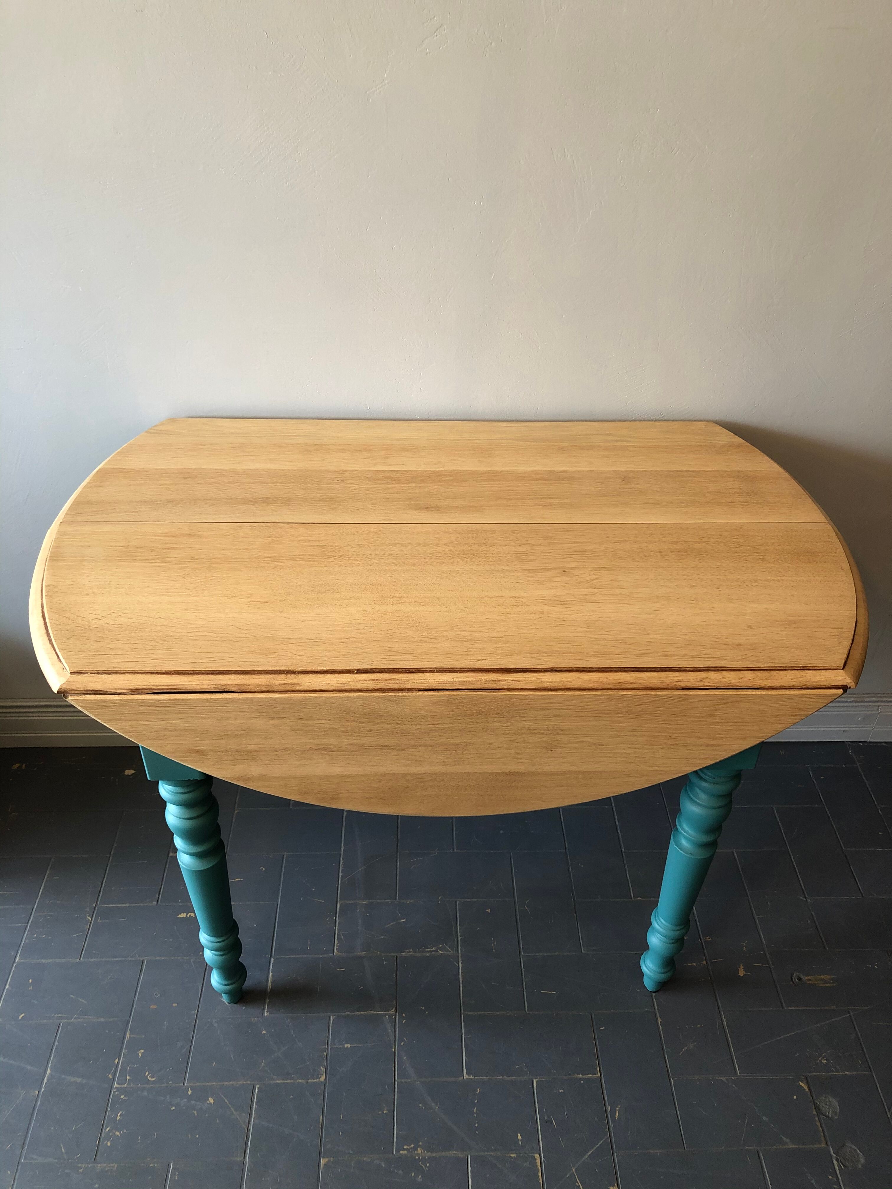 Roundtable with flaps and extensions