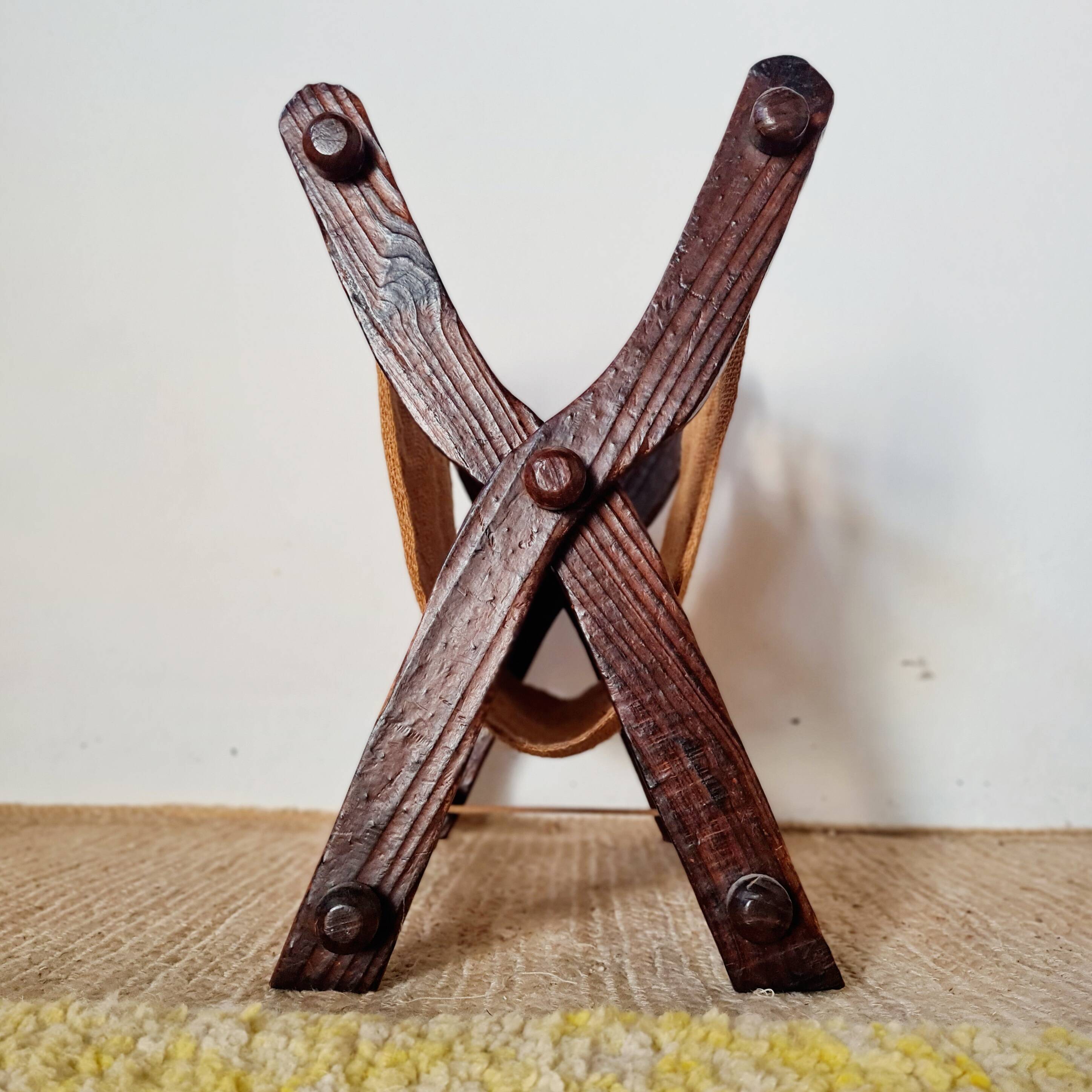 Foldable magazine rack in wood and jute fabric - brutalist
