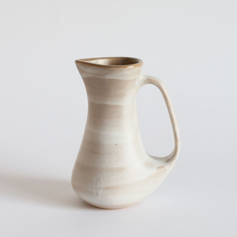 Pitcher with handle