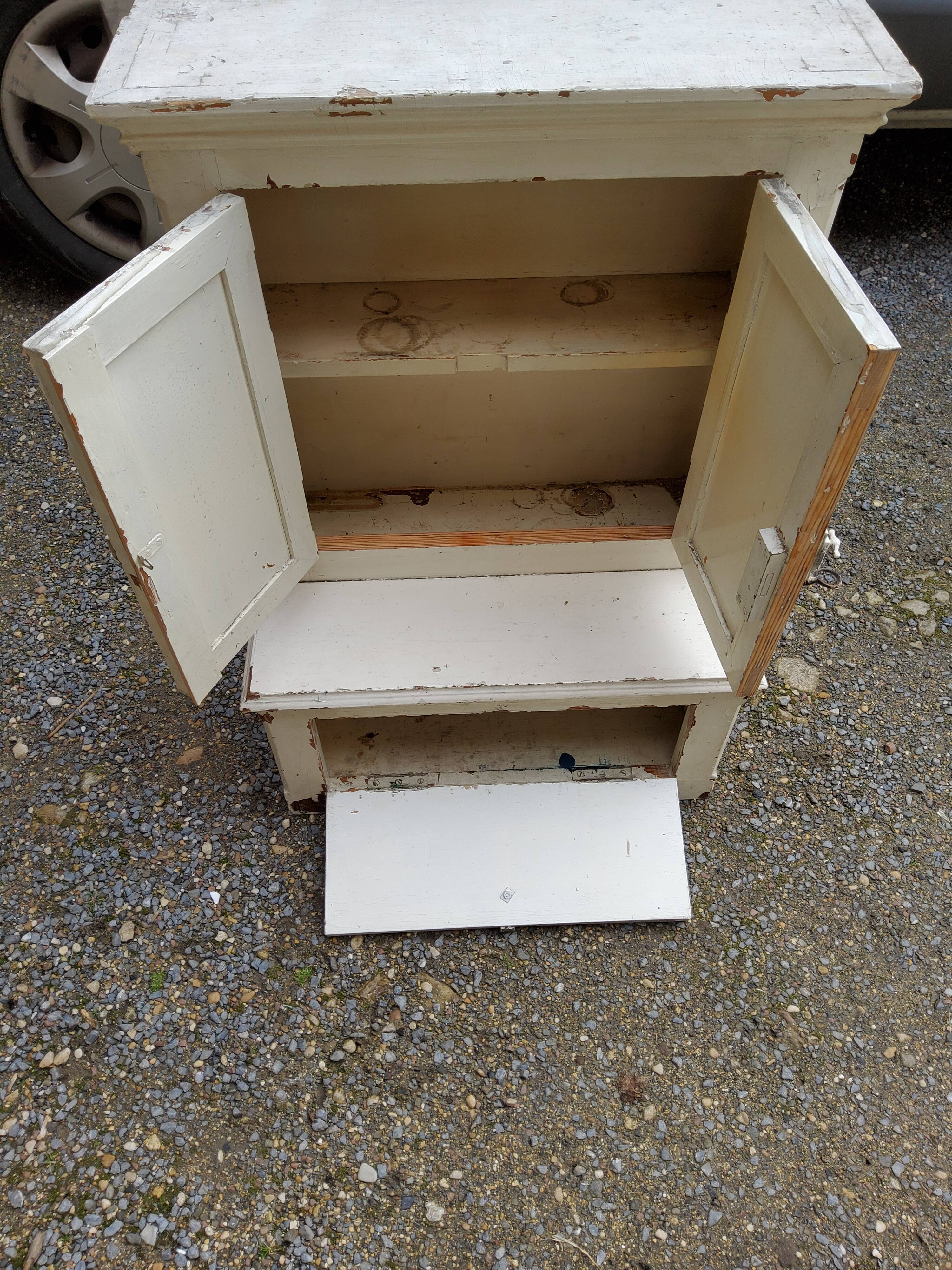 Pharmacy cabinet
