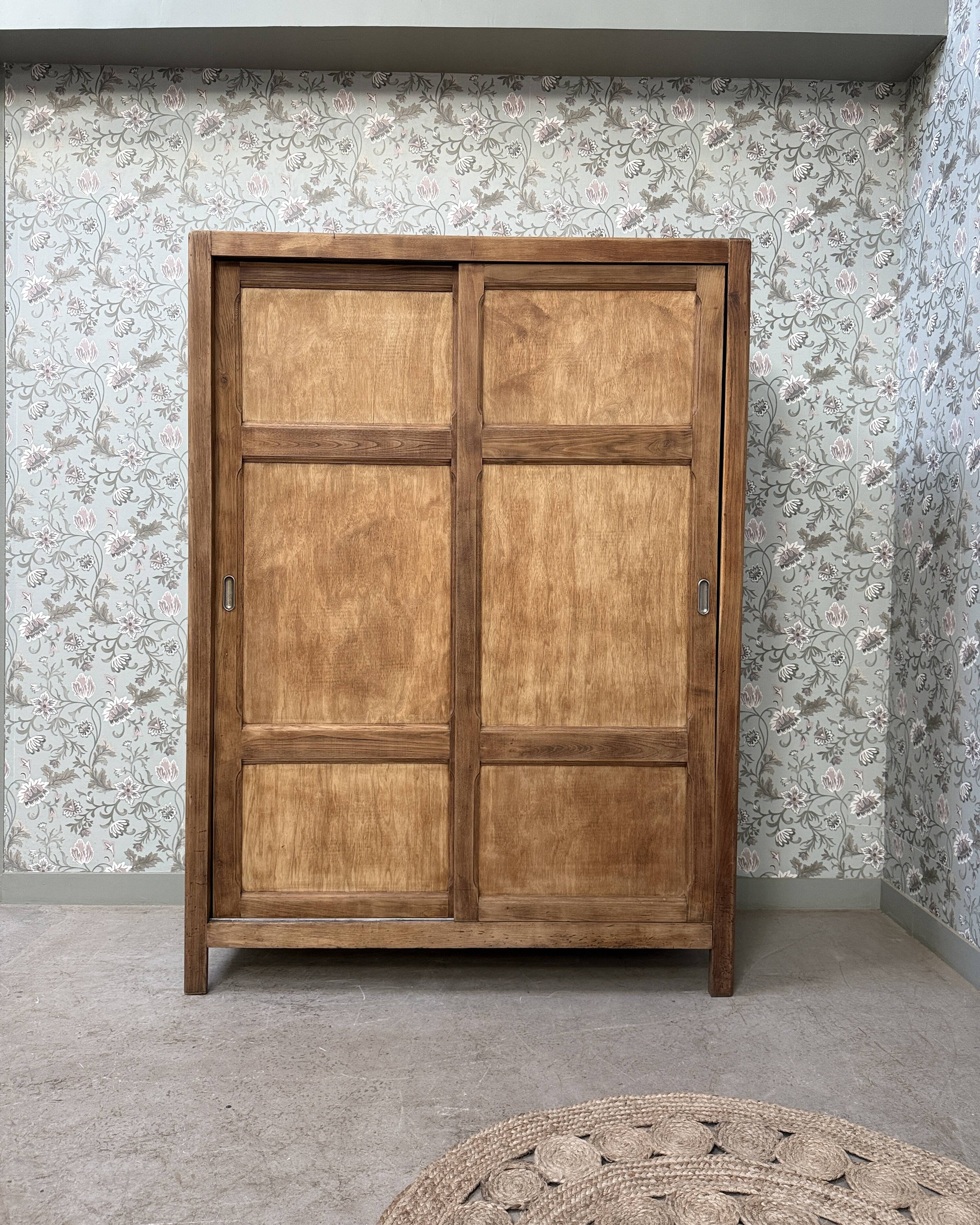 Parisian wardrobe with sliding doors and hanging space (renovated)
