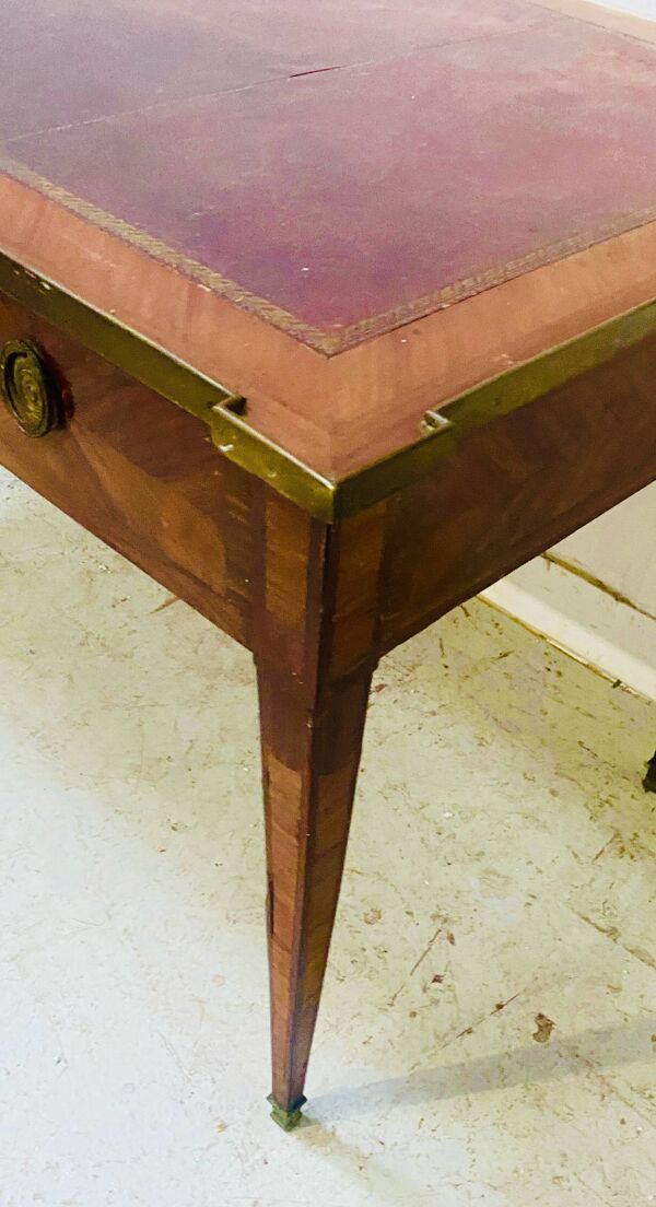 Bureau plat Louis XVI en placage d'acajou et bois de rose XVIII siècle