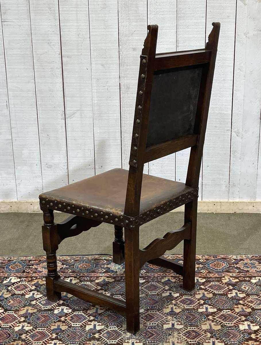 High-backed chair from the early 20th century in oak and leather