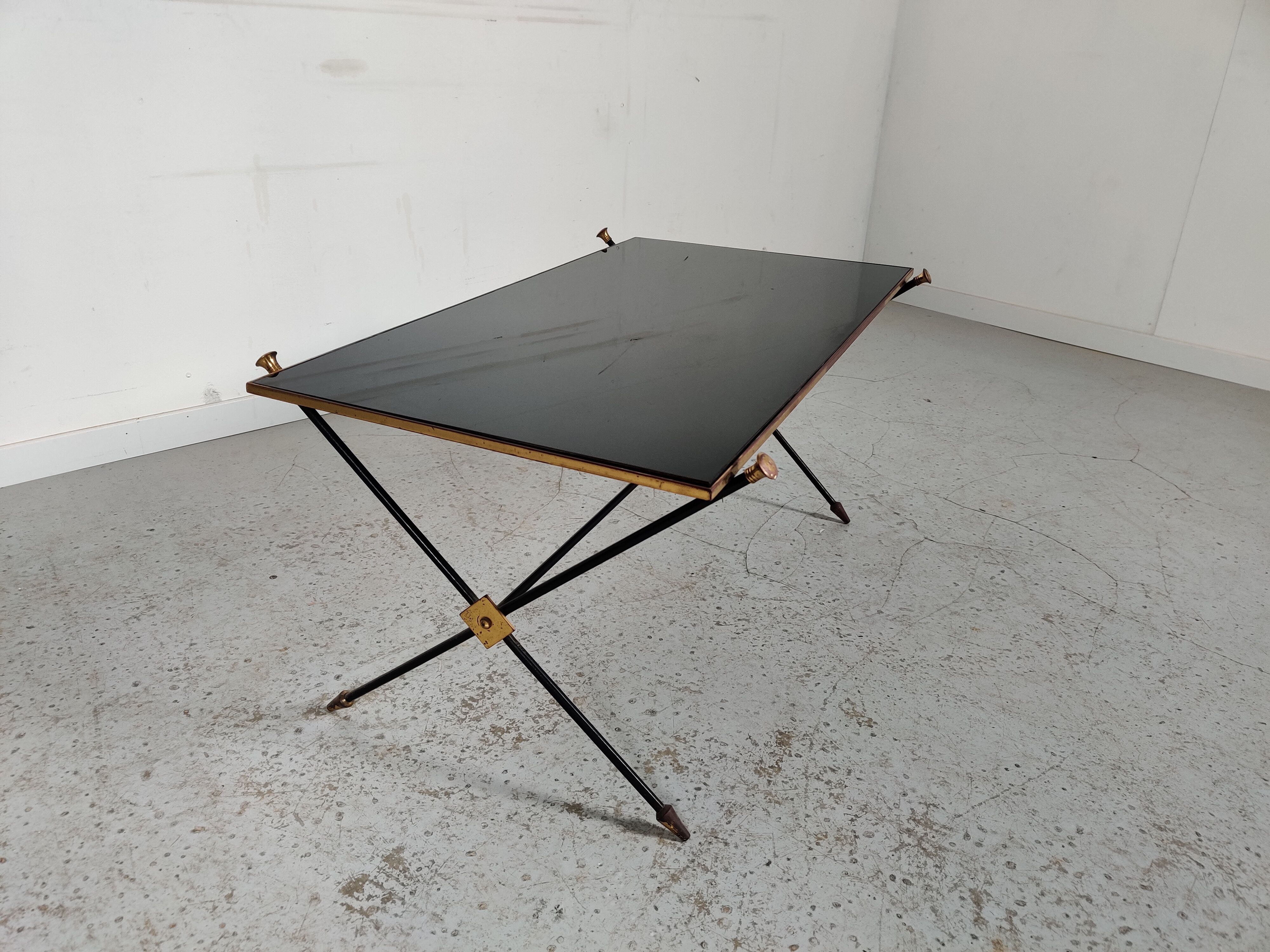 Table basse en laiton et verre