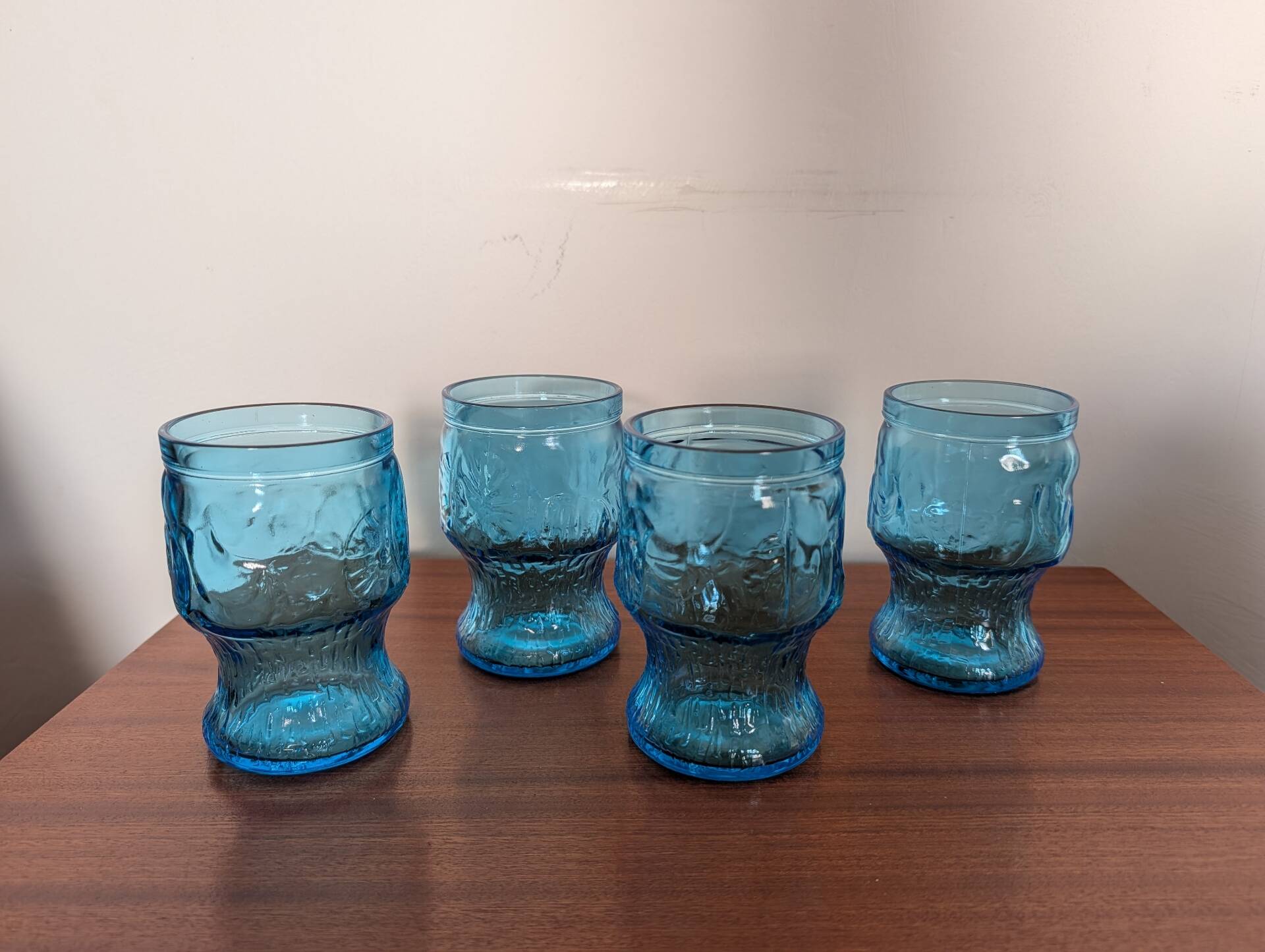 Set of four blue glasses with fruit decoration – 1970s