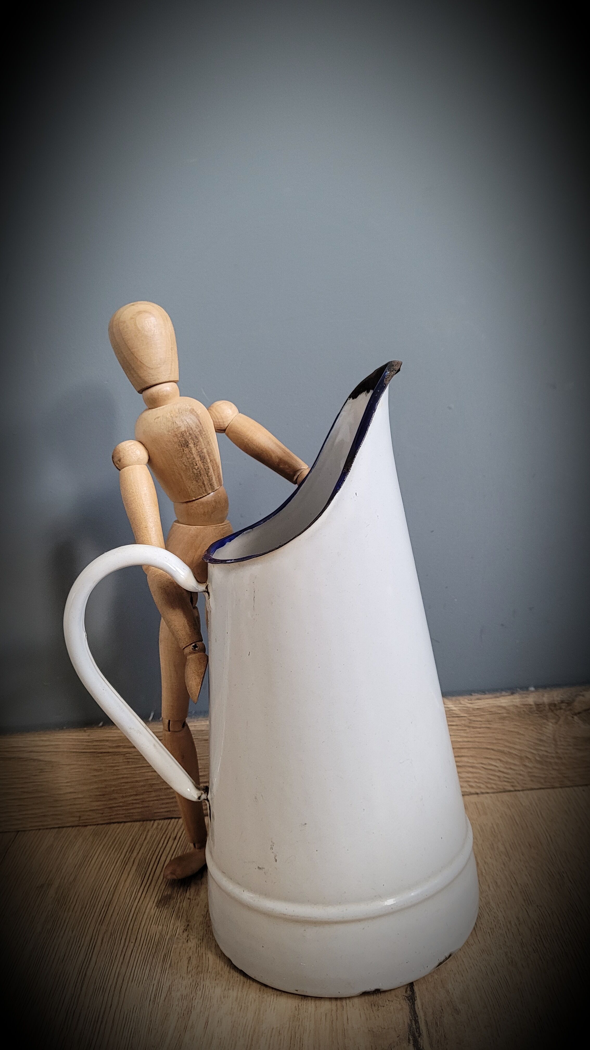 Broc enamelled white