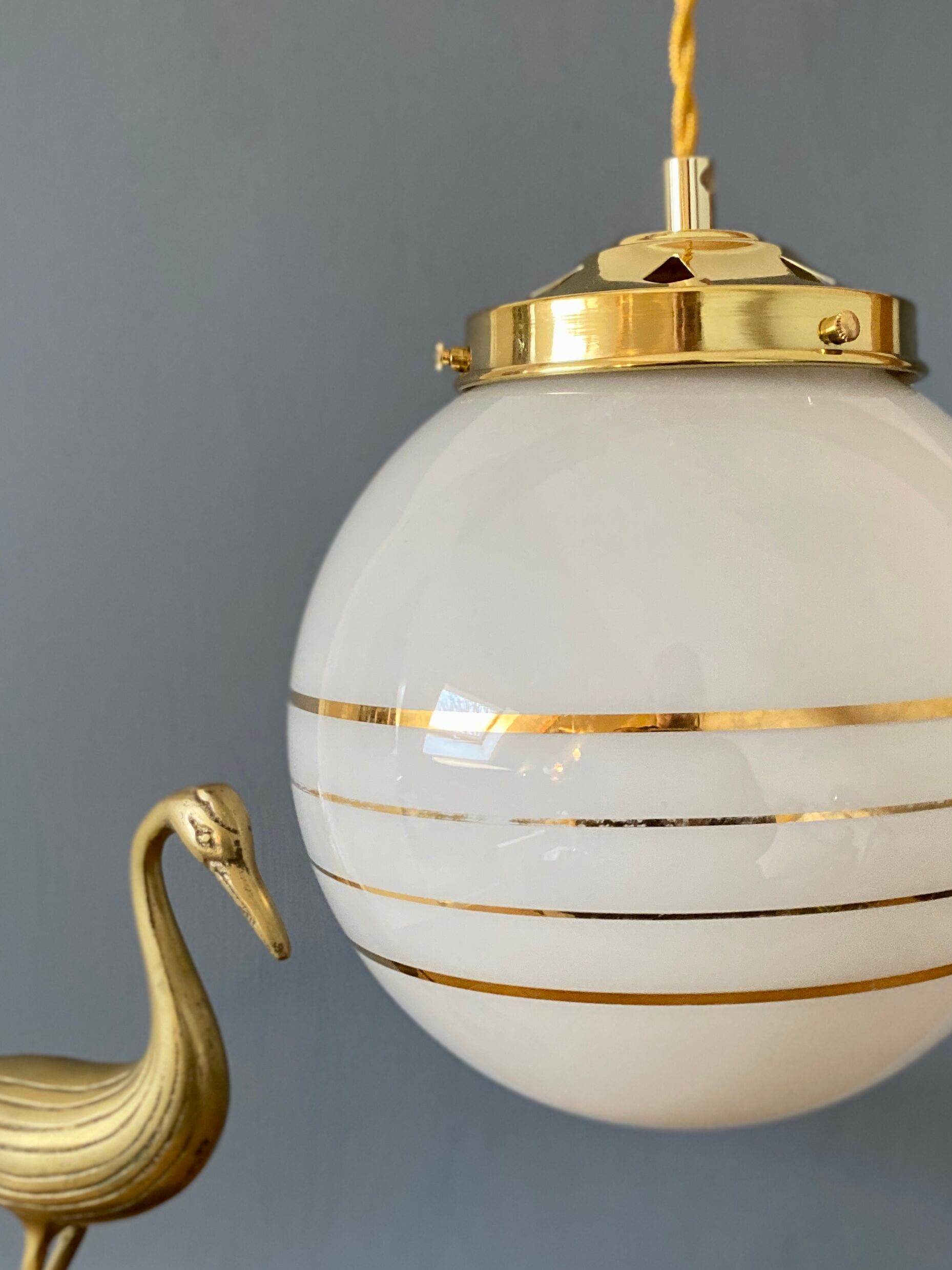 Suspension globe vintage art déco en opaline blanche et dorée