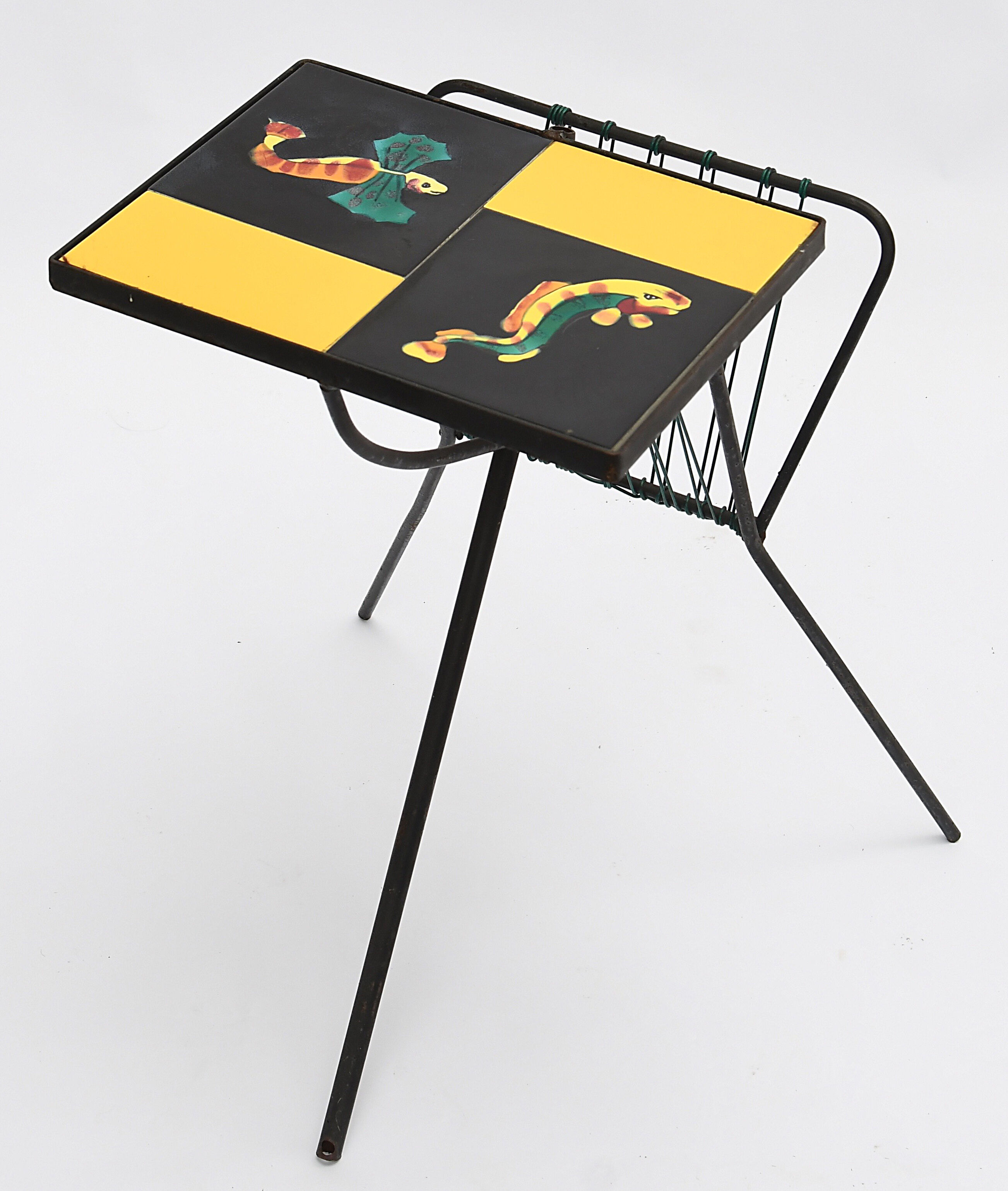 Vintage scoubidou magazine holder