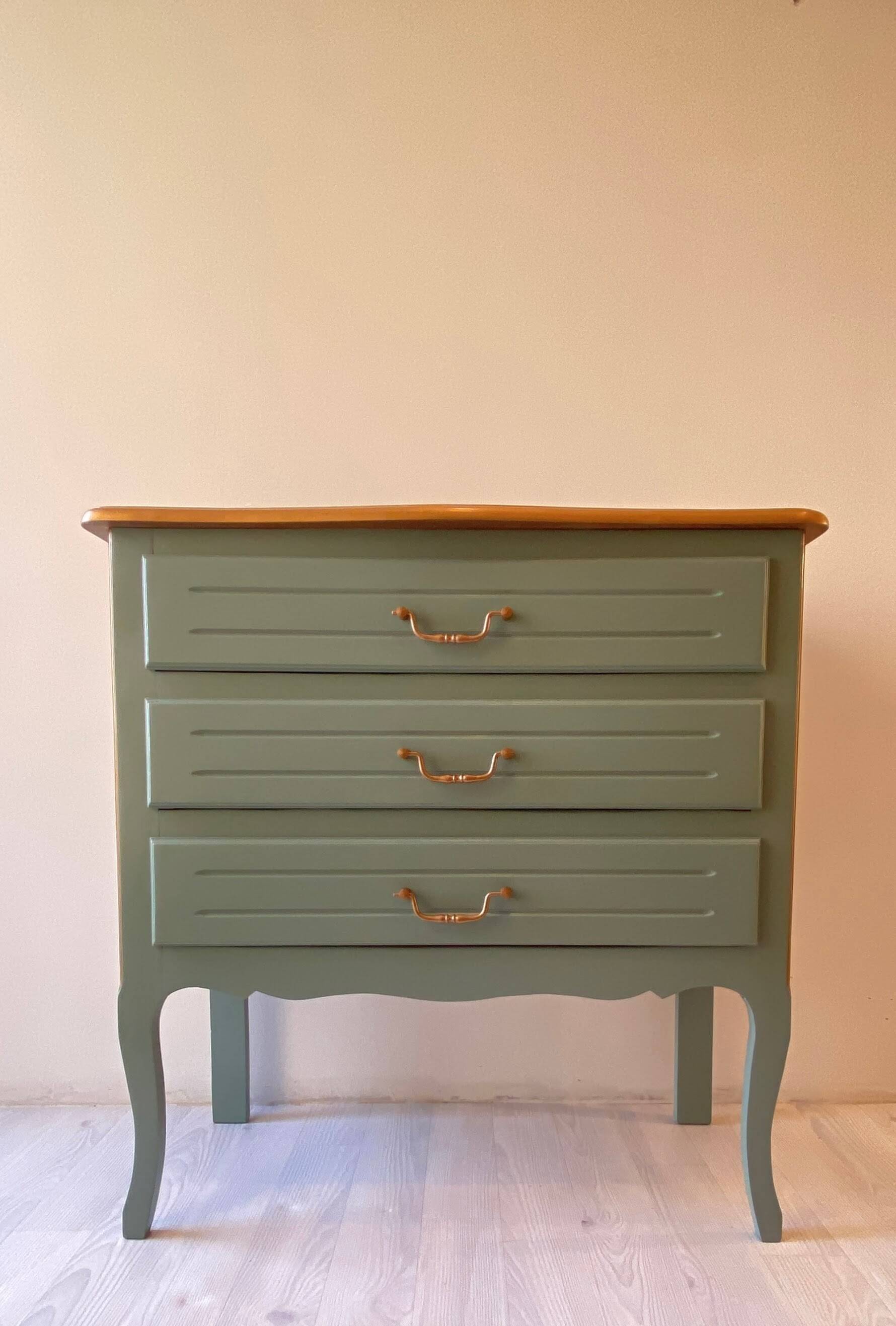 Refurbished vintage chest of drawers - Deep green with gold details